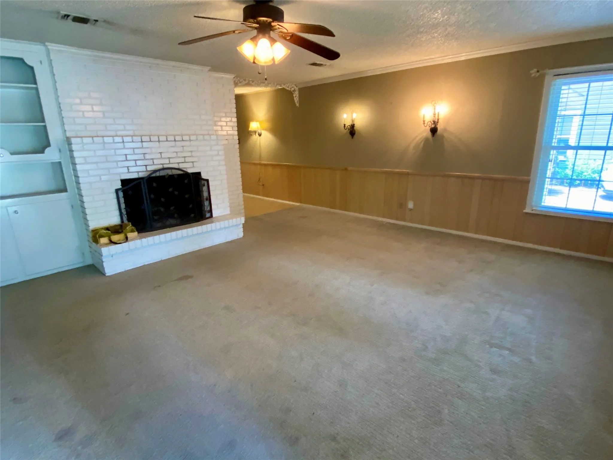 Single Family Residence For Rent in Tarrant County , 623 Club Oak Drive, River Oaks, Texas 76114, 3 Bedrooms, 2 Bathrooms, 1 Garage spaces, 1,874 Sqft, built in 1950, Price $2,250, mls#21284773, Real Estate Agent in River Oaks, Homes For Rent in Tarrant county, Homes For Rent in River Oaks, Realtor in River Oaks Texas, Real Estate Brokerage Independent Realty Texas, Luminita Cordes Realtor