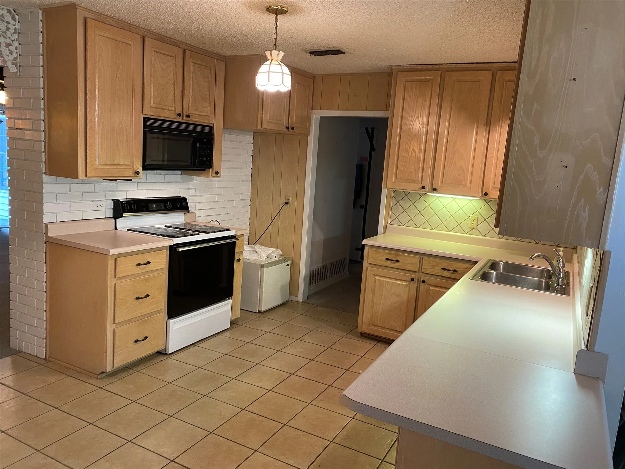 Single Family Residence For Rent in Tarrant County , 623 Club Oak Drive, River Oaks, Texas 76114, 3 Bedrooms, 2 Bathrooms, 1 Garage spaces, 1,874 Sqft, built in 1950, Price $2,250, mls#21284773, Real Estate Agent in River Oaks, Homes For Rent in Tarrant county, Homes For Rent in River Oaks, Realtor in River Oaks Texas, Real Estate Brokerage Independent Realty Texas, Luminita Cordes Realtor