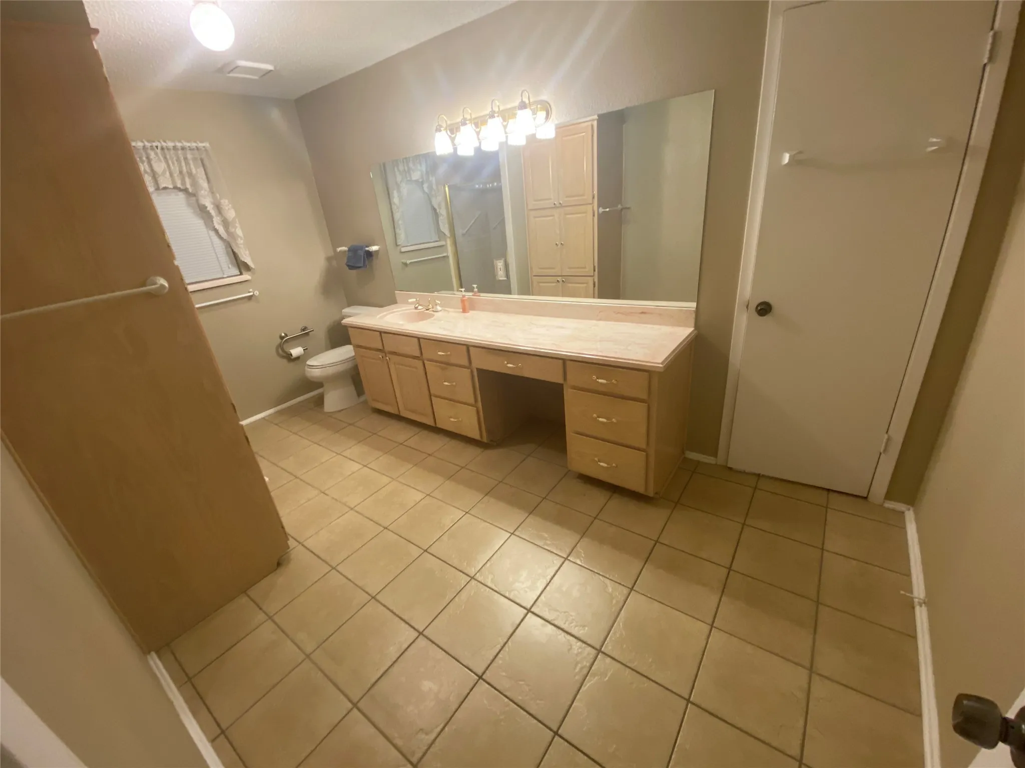 Single Family Residence For Rent in Tarrant County , 623 Club Oak Drive, River Oaks, Texas 76114, 3 Bedrooms, 2 Bathrooms, 1 Garage spaces, 1,874 Sqft, built in 1950, Price $2,250, mls#21284773, Real Estate Agent in River Oaks, Homes For Rent in Tarrant county, Homes For Rent in River Oaks, Realtor in River Oaks Texas, Real Estate Brokerage Independent Realty Texas, Luminita Cordes Realtor