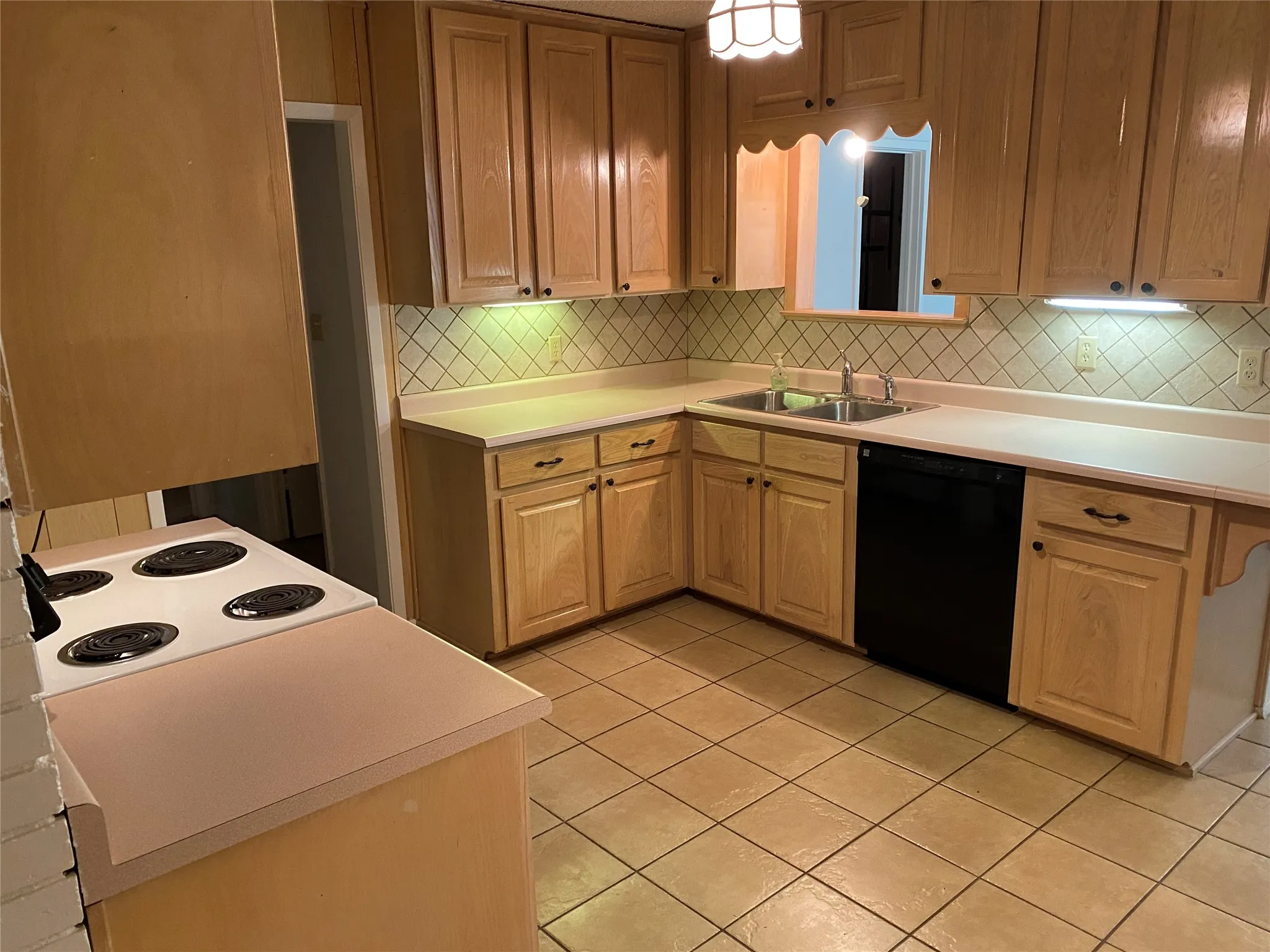 Single Family Residence For Rent in Tarrant County , 623 Club Oak Drive, River Oaks, Texas 76114, 3 Bedrooms, 2 Bathrooms, 1 Garage spaces, 1,874 Sqft, built in 1950, Price $2,250, mls#21284773, Real Estate Agent in River Oaks, Homes For Rent in Tarrant county, Homes For Rent in River Oaks, Realtor in River Oaks Texas, Real Estate Brokerage Independent Realty Texas, Luminita Cordes Realtor