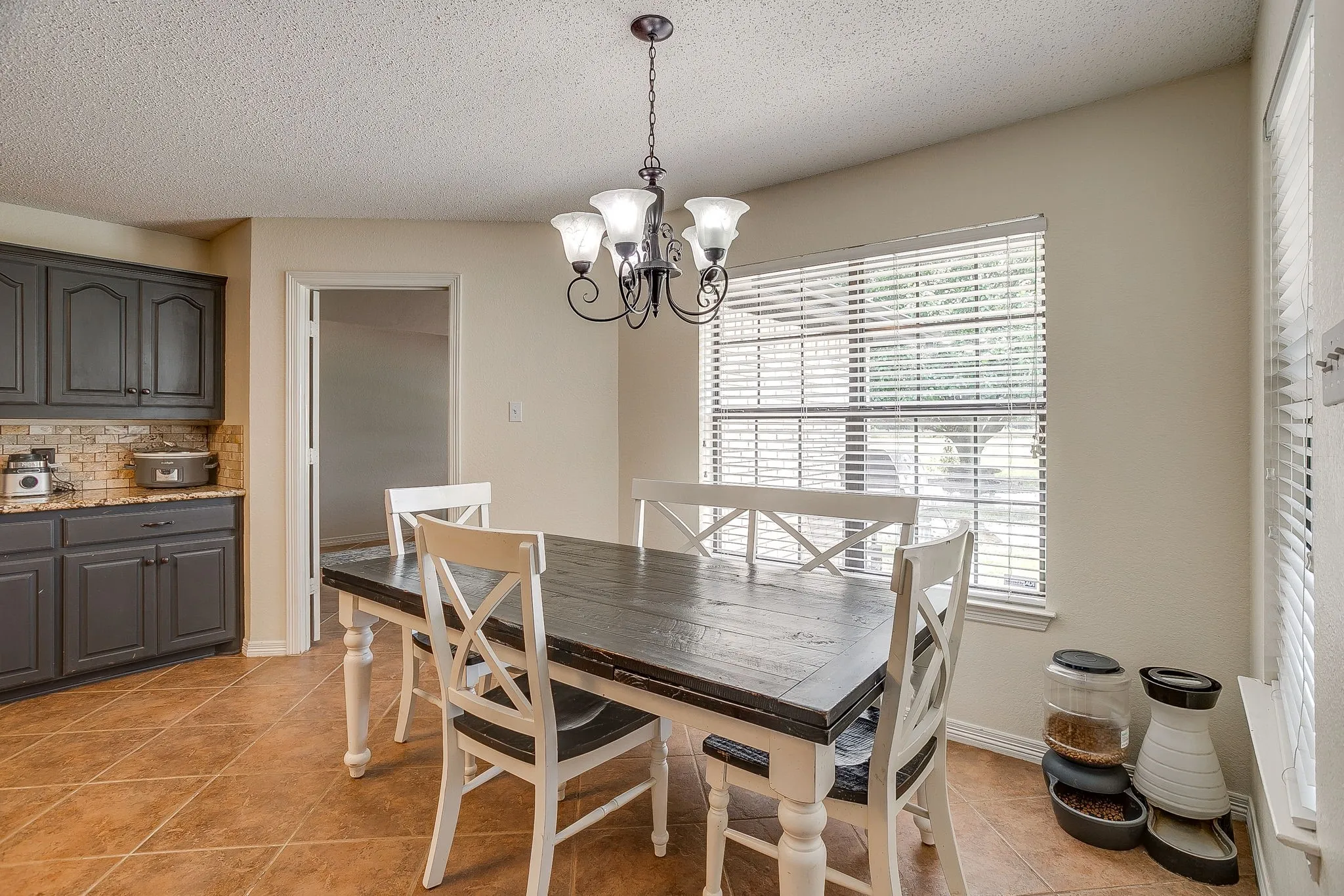 Single Family Residence For Sale in Ellis County , 1050 Hampel Road, Palmer, Texas 75152, 4 Bedroom, 2 Bathroom, 2 Garage spaces, 2,431 Sqft, built in 1998, mls#21284768, Real Estate Agent in Palmer, Homes For Sale in Ellis county, Homes For Sale in Palmer, Realtor in Palmer Texas, Real Estate Brokerage Independent Realty Texas, Luminita Cordes Realtor