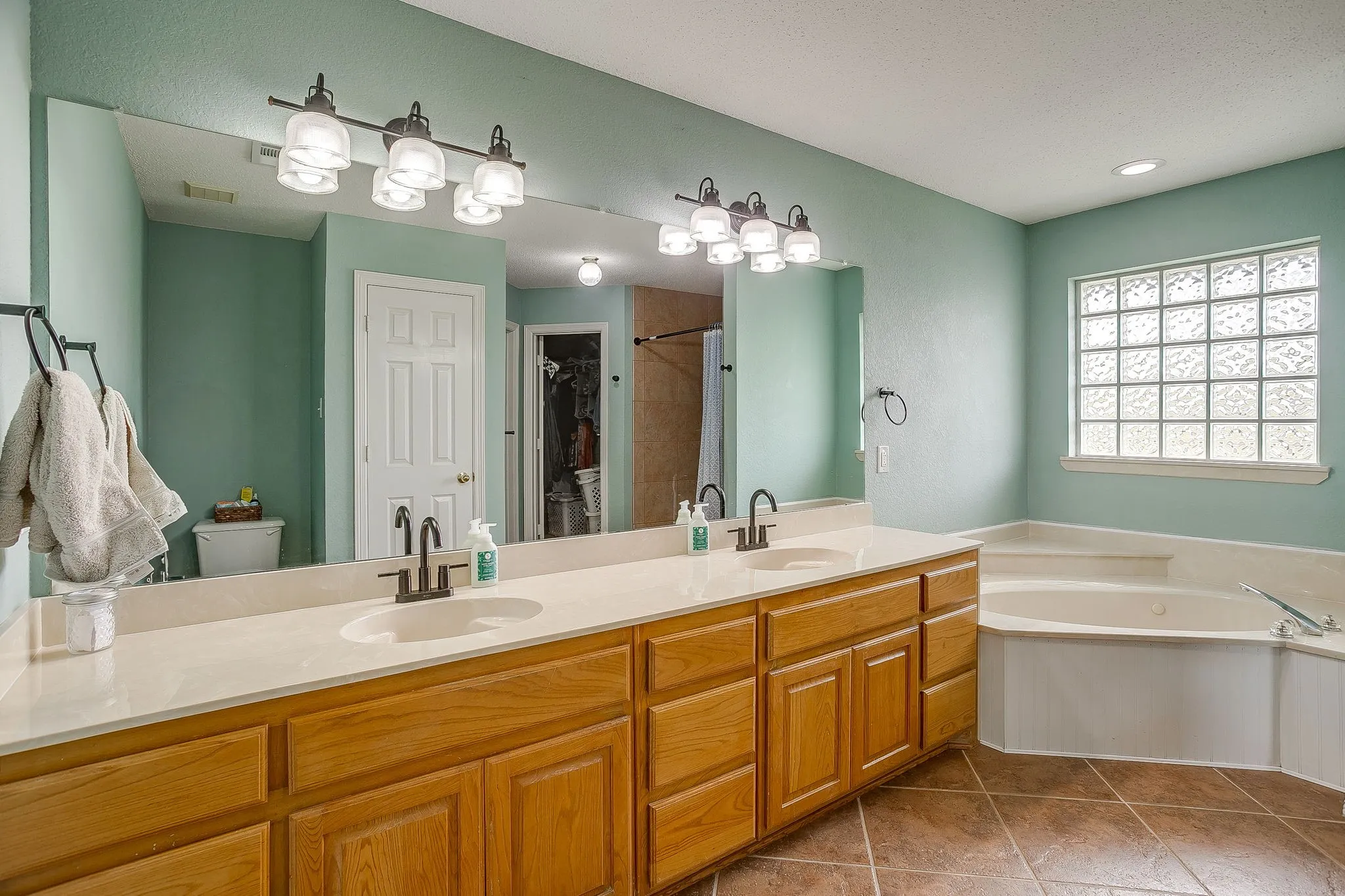 Single Family Residence For Sale in Ellis County , 1050 Hampel Road, Palmer, Texas 75152, 4 Bedroom, 2 Bathroom, 2 Garage spaces, 2,431 Sqft, built in 1998, mls#21284768, Real Estate Agent in Palmer, Homes For Sale in Ellis county, Homes For Sale in Palmer, Realtor in Palmer Texas, Real Estate Brokerage Independent Realty Texas, Luminita Cordes Realtor