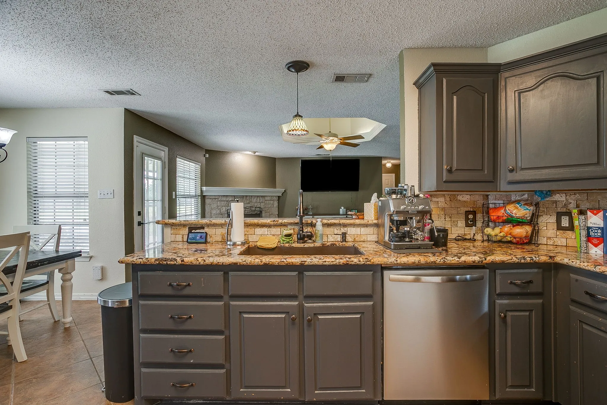 Single Family Residence For Sale in Ellis County , 1050 Hampel Road, Palmer, Texas 75152, 4 Bedroom, 2 Bathroom, 2 Garage spaces, 2,431 Sqft, built in 1998, mls#21284768, Real Estate Agent in Palmer, Homes For Sale in Ellis county, Homes For Sale in Palmer, Realtor in Palmer Texas, Real Estate Brokerage Independent Realty Texas, Luminita Cordes Realtor