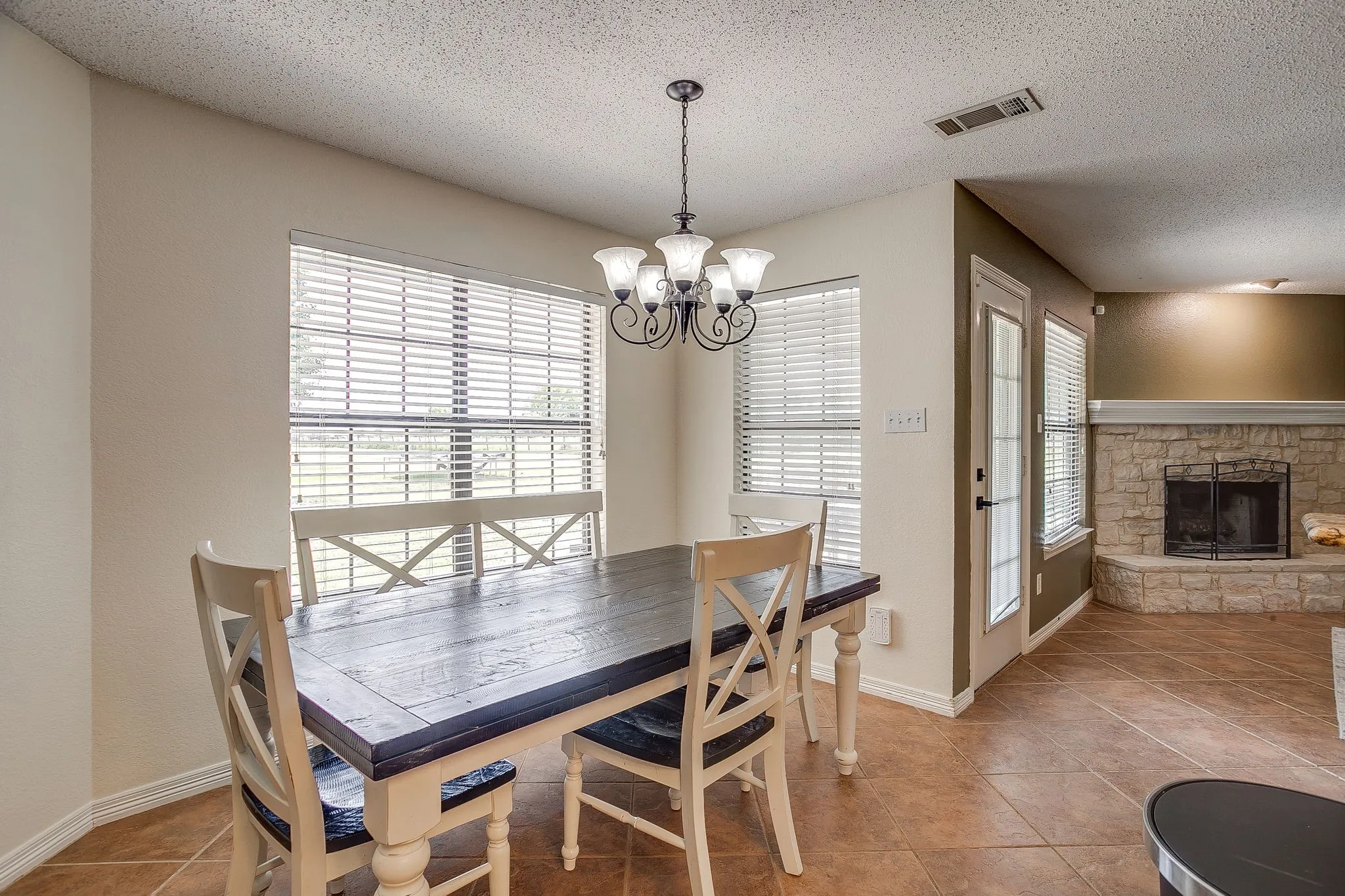 Single Family Residence For Sale in Ellis County , 1050 Hampel Road, Palmer, Texas 75152, 4 Bedroom, 2 Bathroom, 2 Garage spaces, 2,431 Sqft, built in 1998, mls#21284768, Real Estate Agent in Palmer, Homes For Sale in Ellis county, Homes For Sale in Palmer, Realtor in Palmer Texas, Real Estate Brokerage Independent Realty Texas, Luminita Cordes Realtor