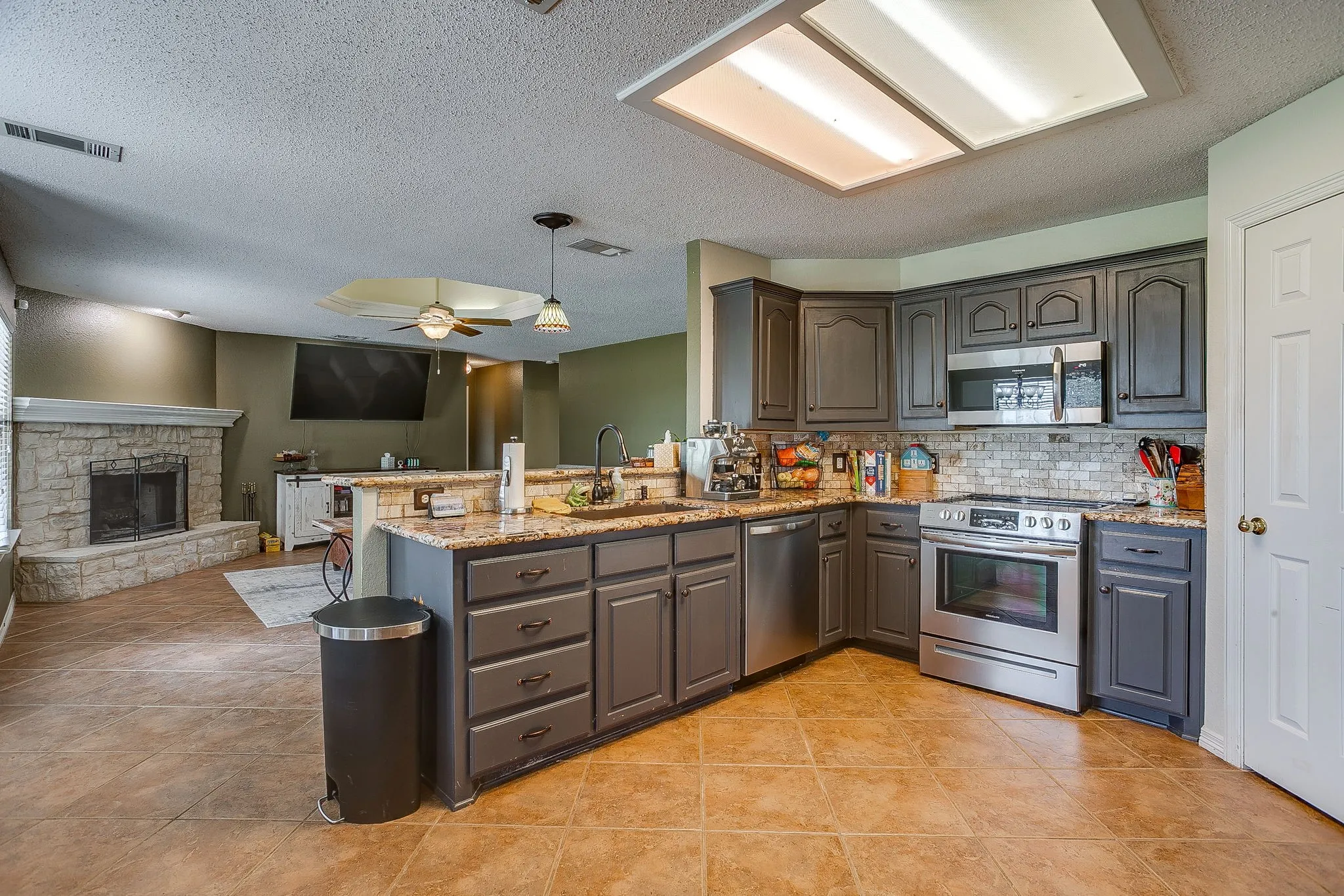 Single Family Residence For Sale in Ellis County , 1050 Hampel Road, Palmer, Texas 75152, 4 Bedroom, 2 Bathroom, 2 Garage spaces, 2,431 Sqft, built in 1998, mls#21284768, Real Estate Agent in Palmer, Homes For Sale in Ellis county, Homes For Sale in Palmer, Realtor in Palmer Texas, Real Estate Brokerage Independent Realty Texas, Luminita Cordes Realtor