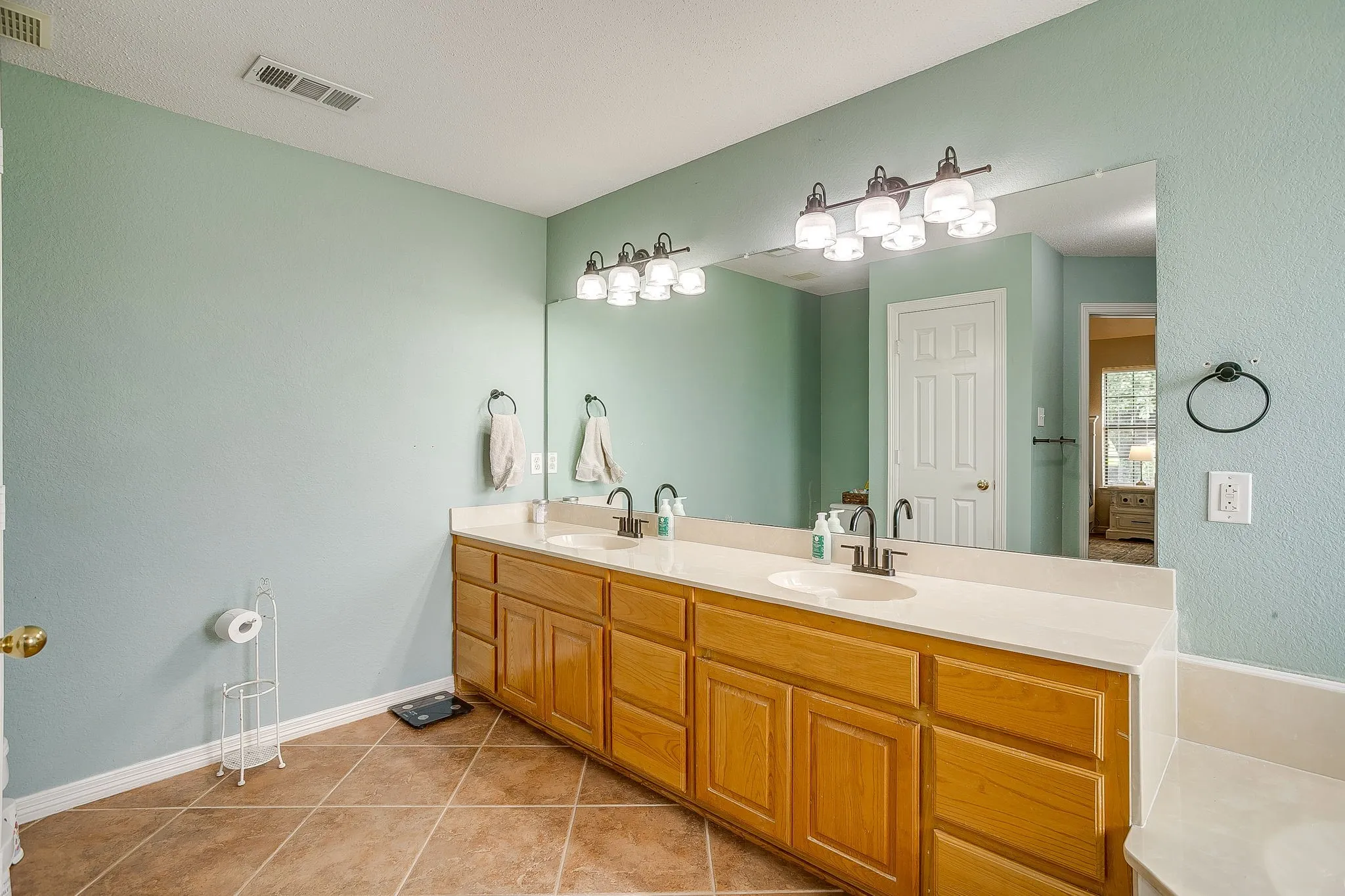 Single Family Residence For Sale in Ellis County , 1050 Hampel Road, Palmer, Texas 75152, 4 Bedroom, 2 Bathroom, 2 Garage spaces, 2,431 Sqft, built in 1998, mls#21284768, Real Estate Agent in Palmer, Homes For Sale in Ellis county, Homes For Sale in Palmer, Realtor in Palmer Texas, Real Estate Brokerage Independent Realty Texas, Luminita Cordes Realtor