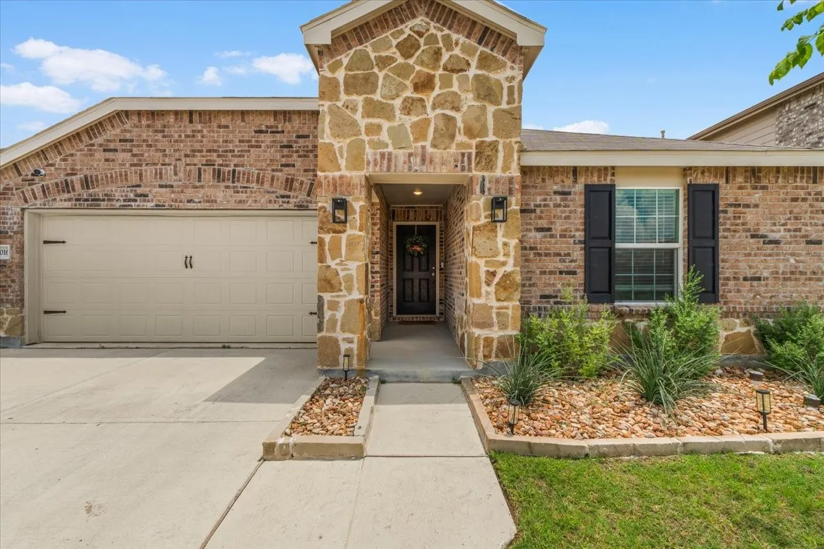 Single Family Residence For Sale in Denton County , 16016 Wanderer Lane, Haslet, Texas 76052, 3 Bedroom, 2 Bathroom, 2 Garage spaces, 1,427 Sqft, built in 2022, mls#21279736, Real Estate Agent in Haslet, Homes For Sale in Denton county, Homes For Sale in Haslet, Realtor in Haslet Texas, Real Estate Brokerage Independent Realty Texas, Luminita Cordes Realtor