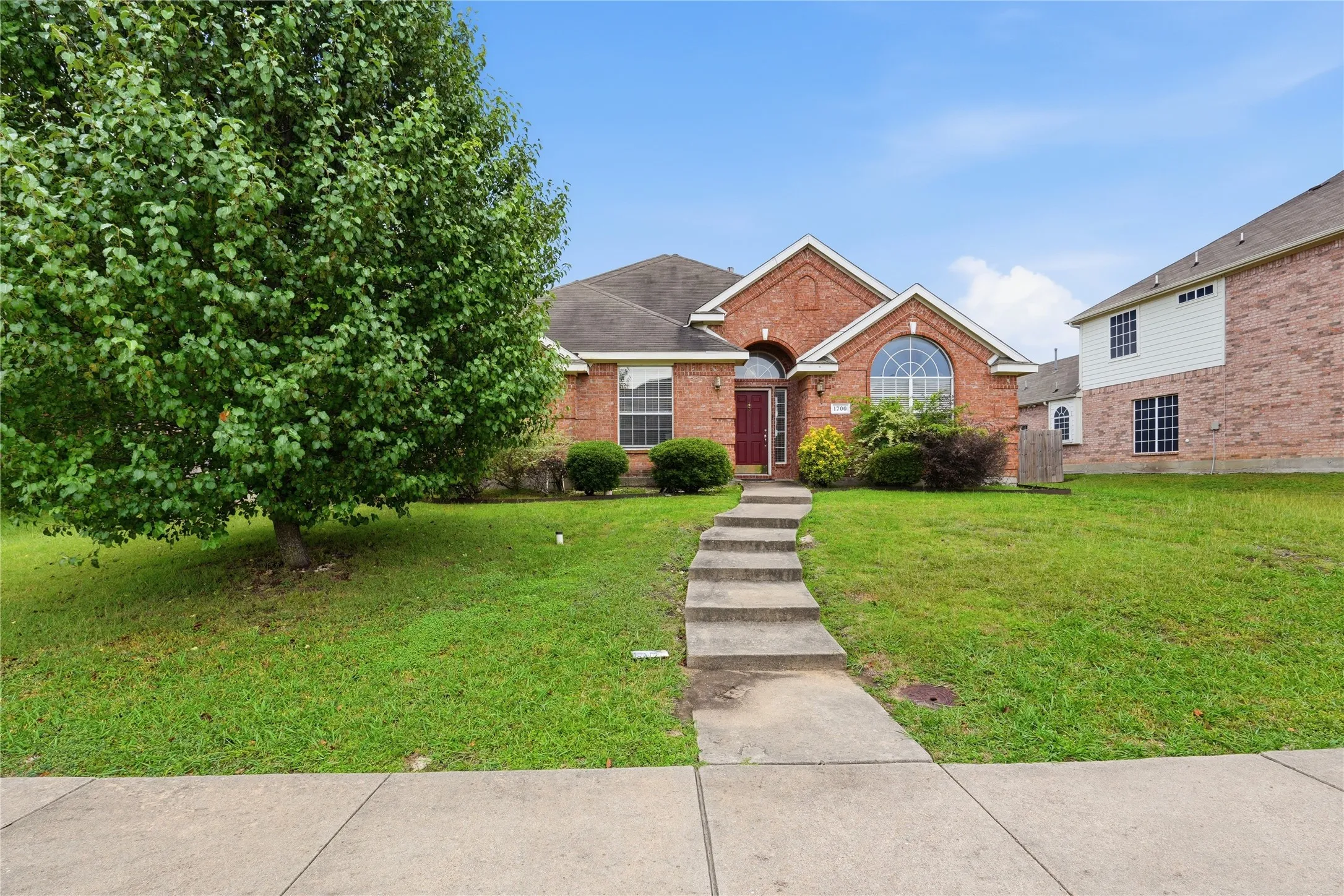 Single Family Residence For Sale in Dallas County , 1700 Wylie Creek Drive, De Soto, Texas 75115, 4 Bedroom, 2 Bathroom, 2 Garage spaces, 2,432 Sqft, built in 2001, mls#21284775, Real Estate Agent in De Soto, Homes For Sale in Dallas county, Homes For Sale in De Soto, Realtor in De Soto Texas, Real Estate Brokerage Independent Realty Texas, Luminita Cordes Realtor