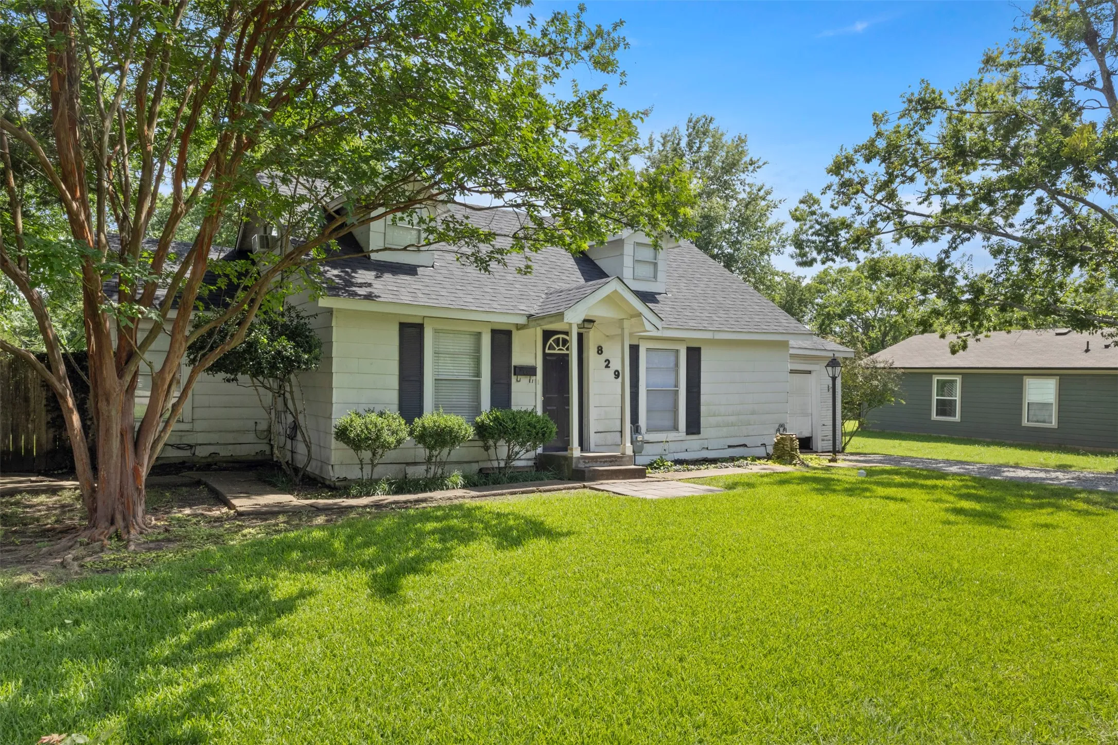 Single Family Residence For Sale in Fannin County , 829 W 9th Street, Bonham, Texas 75418, 3 Bedroom, 1 Bathroom, 1 Garage spaces, 1,116 Sqft, built in 1945, mls#21284010, Real Estate Agent in Bonham, Homes For Sale in Fannin county, Homes For Sale in Bonham, Realtor in Bonham Texas, Real Estate Brokerage Independent Realty Texas, Luminita Cordes Realtor