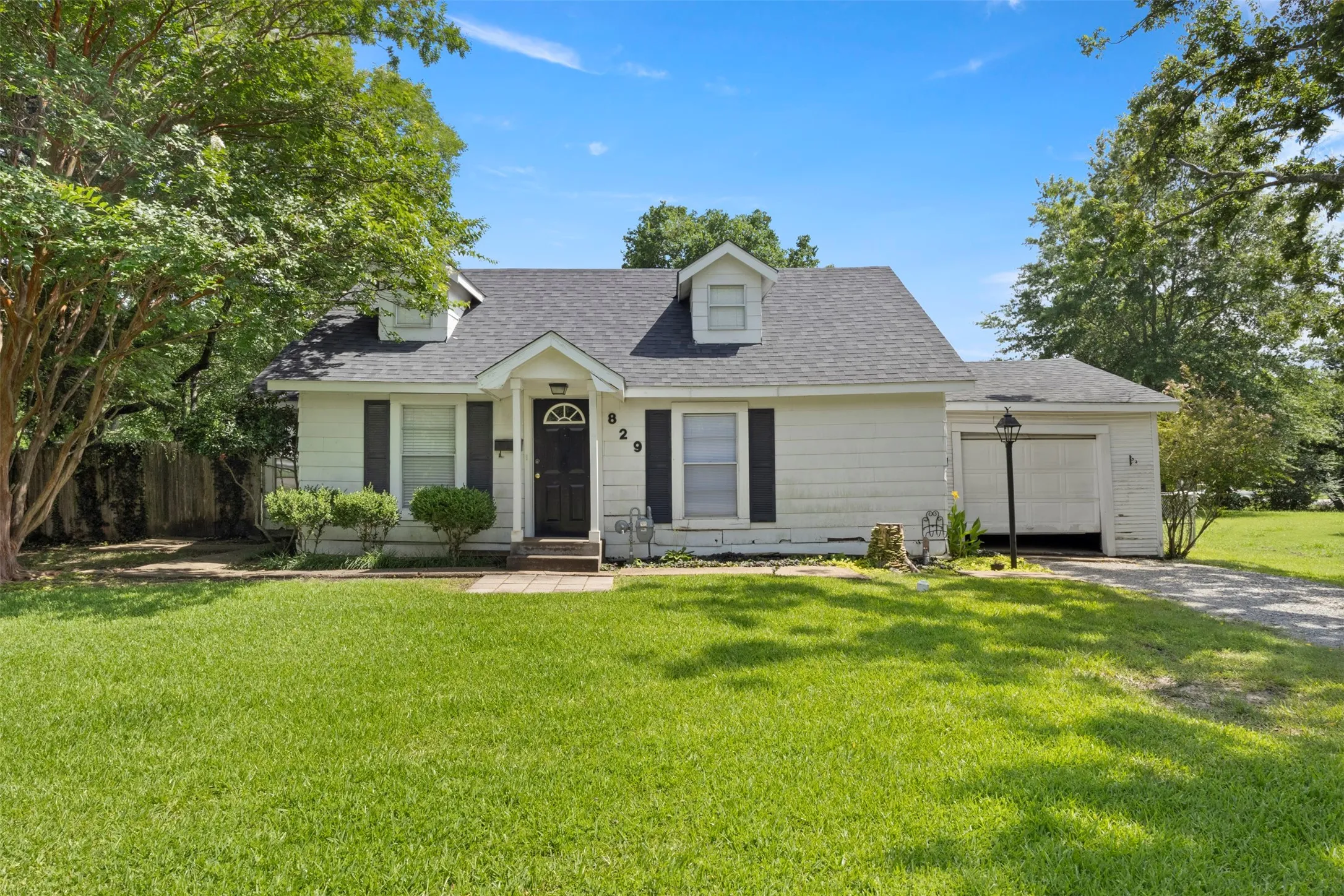 Single Family Residence For Sale in Fannin County , 829 W 9th Street, Bonham, Texas 75418, 3 Bedroom, 1 Bathroom, 1 Garage spaces, 1,116 Sqft, built in 1945, mls#21284010, Real Estate Agent in Bonham, Homes For Sale in Fannin county, Homes For Sale in Bonham, Realtor in Bonham Texas, Real Estate Brokerage Independent Realty Texas, Luminita Cordes Realtor