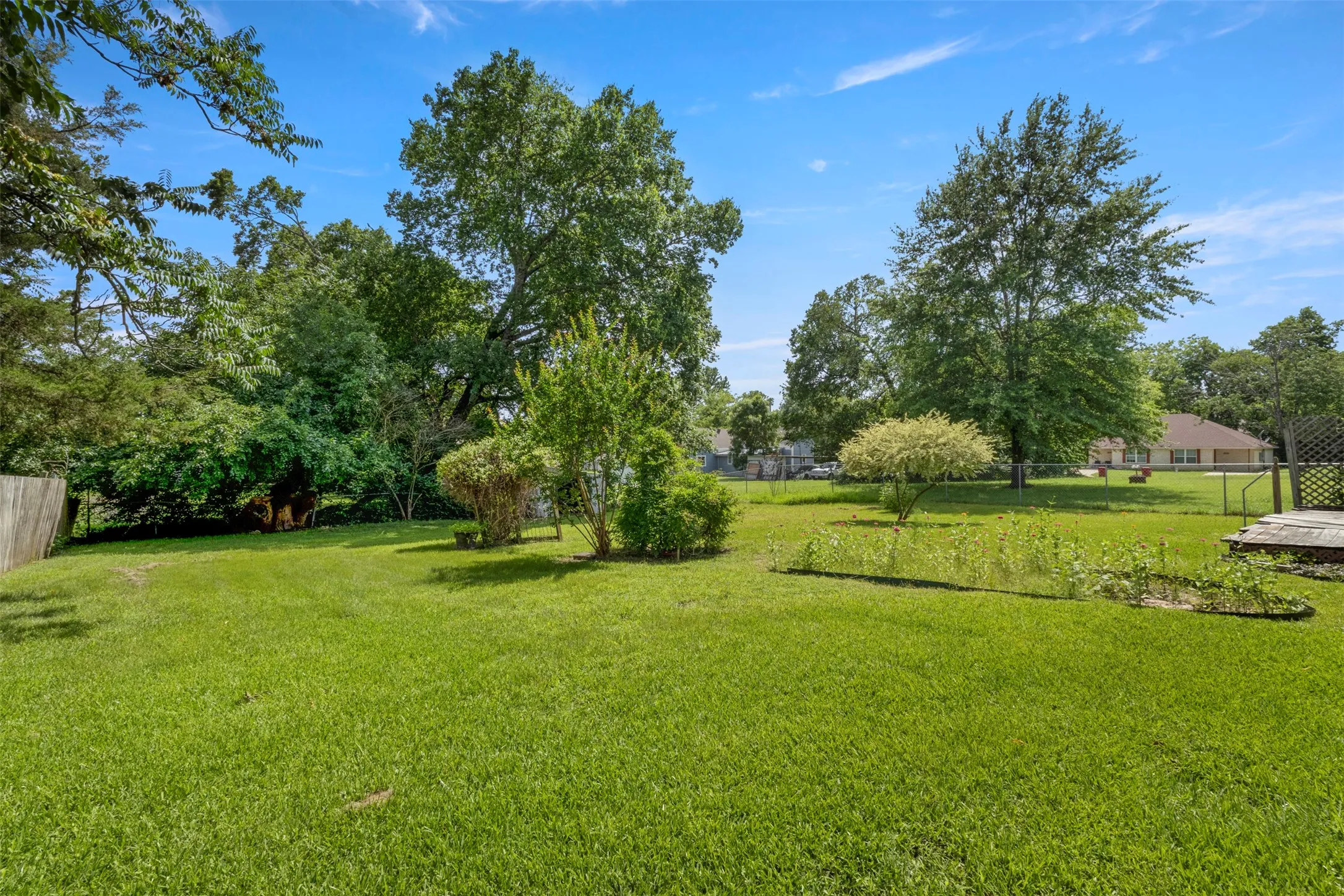 Single Family Residence For Sale in Fannin County , 829 W 9th Street, Bonham, Texas 75418, 3 Bedroom, 1 Bathroom, 1 Garage spaces, 1,116 Sqft, built in 1945, mls#21284010, Real Estate Agent in Bonham, Homes For Sale in Fannin county, Homes For Sale in Bonham, Realtor in Bonham Texas, Real Estate Brokerage Independent Realty Texas, Luminita Cordes Realtor