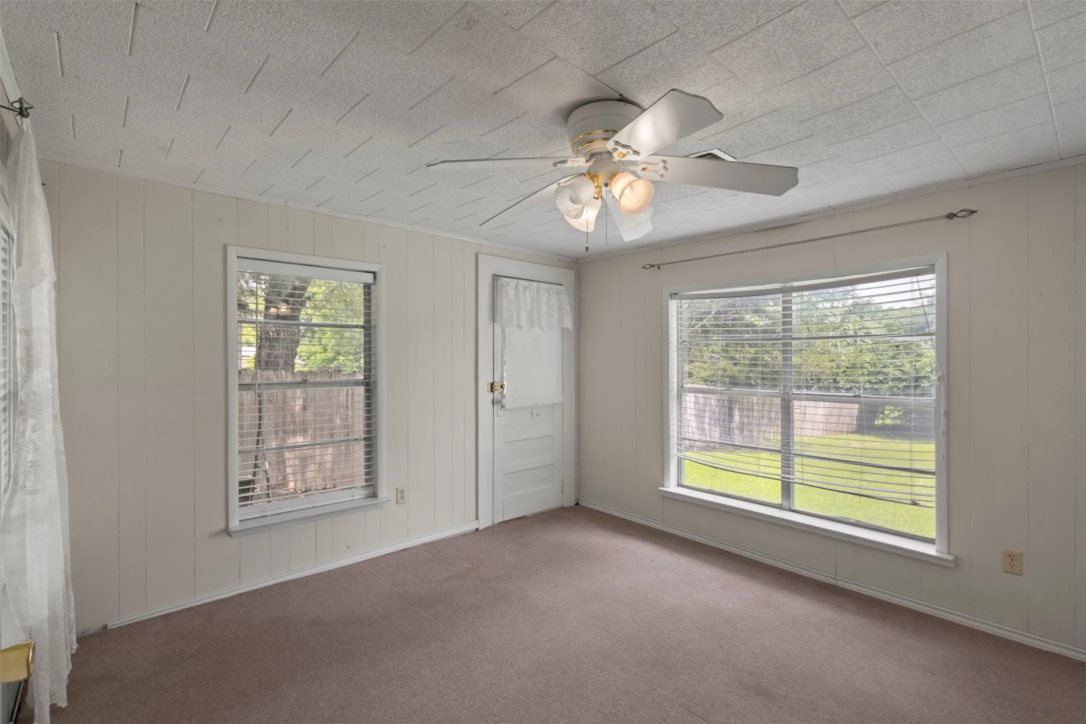 Single Family Residence For Sale in Fannin County , 829 W 9th Street, Bonham, Texas 75418, 3 Bedroom, 1 Bathroom, 1 Garage spaces, 1,116 Sqft, built in 1945, mls#21284010, Real Estate Agent in Bonham, Homes For Sale in Fannin county, Homes For Sale in Bonham, Realtor in Bonham Texas, Real Estate Brokerage Independent Realty Texas, Luminita Cordes Realtor