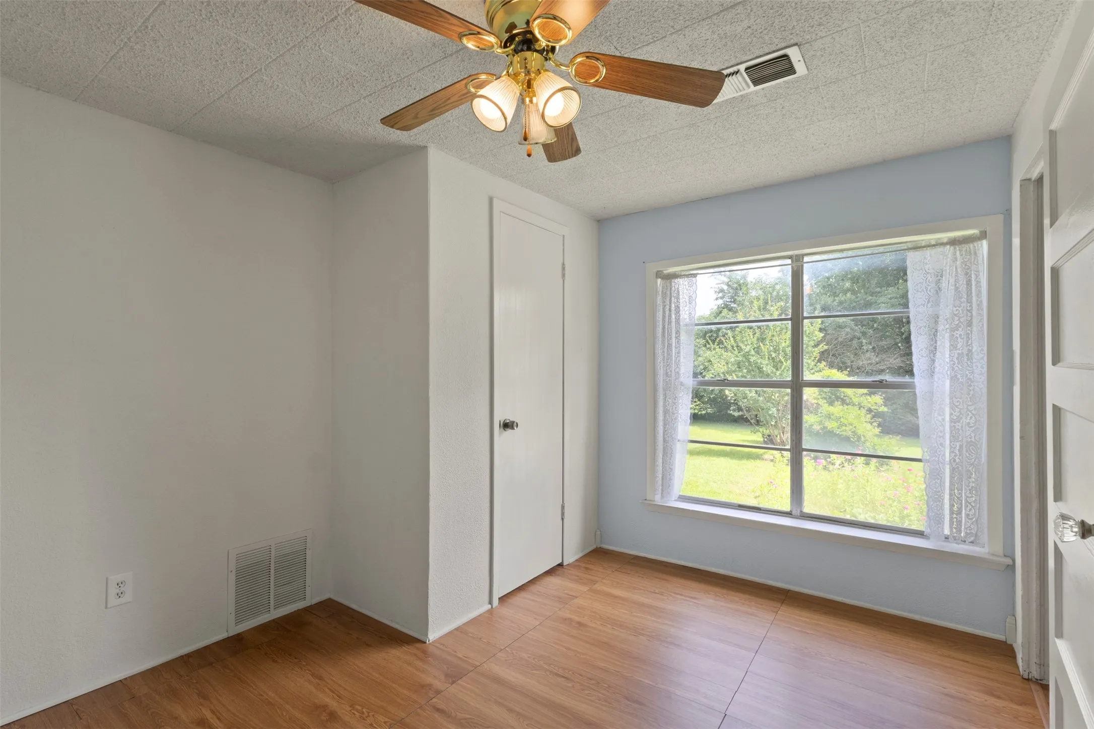Single Family Residence For Sale in Fannin County , 829 W 9th Street, Bonham, Texas 75418, 3 Bedroom, 1 Bathroom, 1 Garage spaces, 1,116 Sqft, built in 1945, mls#21284010, Real Estate Agent in Bonham, Homes For Sale in Fannin county, Homes For Sale in Bonham, Realtor in Bonham Texas, Real Estate Brokerage Independent Realty Texas, Luminita Cordes Realtor