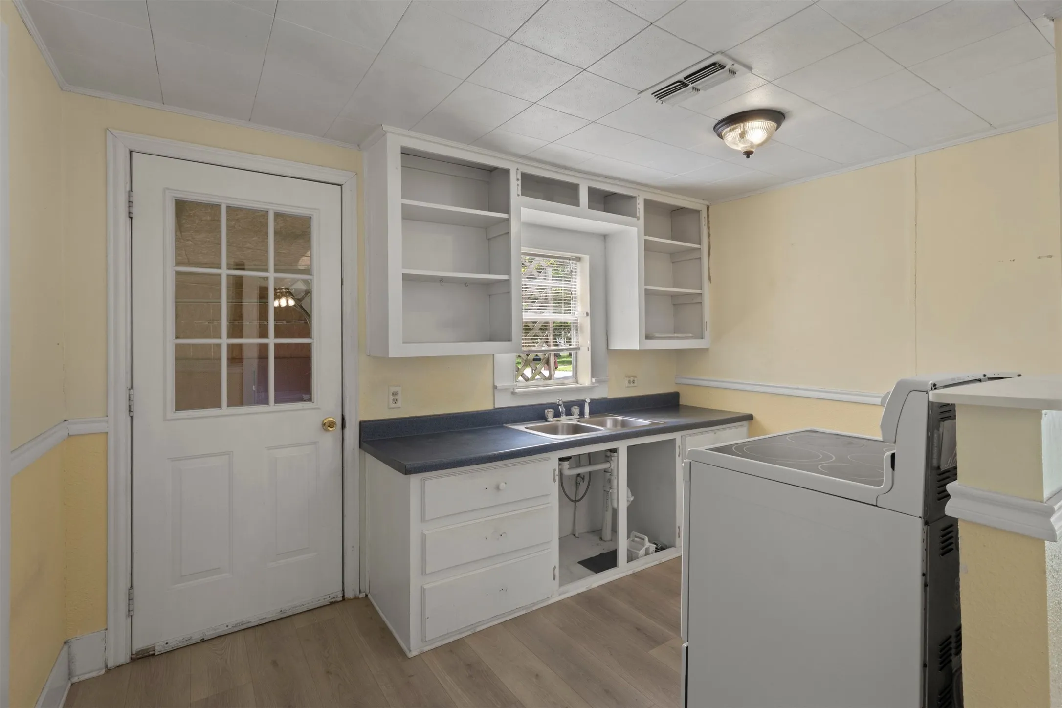 Single Family Residence For Sale in Fannin County , 829 W 9th Street, Bonham, Texas 75418, 3 Bedroom, 1 Bathroom, 1 Garage spaces, 1,116 Sqft, built in 1945, mls#21284010, Real Estate Agent in Bonham, Homes For Sale in Fannin county, Homes For Sale in Bonham, Realtor in Bonham Texas, Real Estate Brokerage Independent Realty Texas, Luminita Cordes Realtor