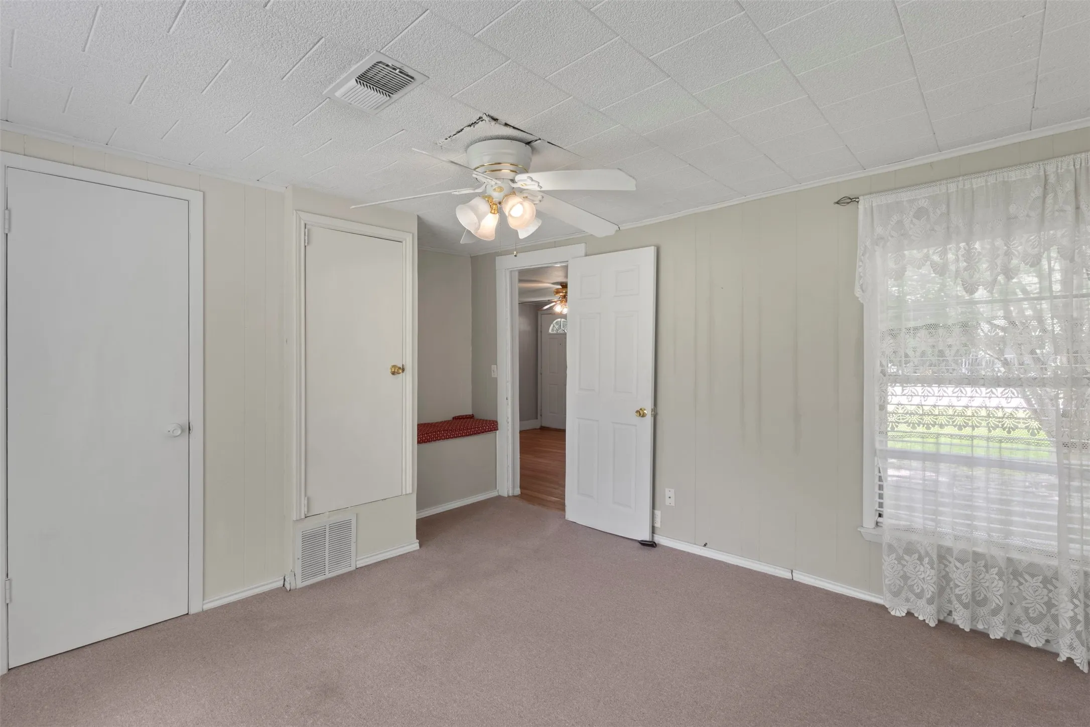 Single Family Residence For Sale in Fannin County , 829 W 9th Street, Bonham, Texas 75418, 3 Bedroom, 1 Bathroom, 1 Garage spaces, 1,116 Sqft, built in 1945, mls#21284010, Real Estate Agent in Bonham, Homes For Sale in Fannin county, Homes For Sale in Bonham, Realtor in Bonham Texas, Real Estate Brokerage Independent Realty Texas, Luminita Cordes Realtor