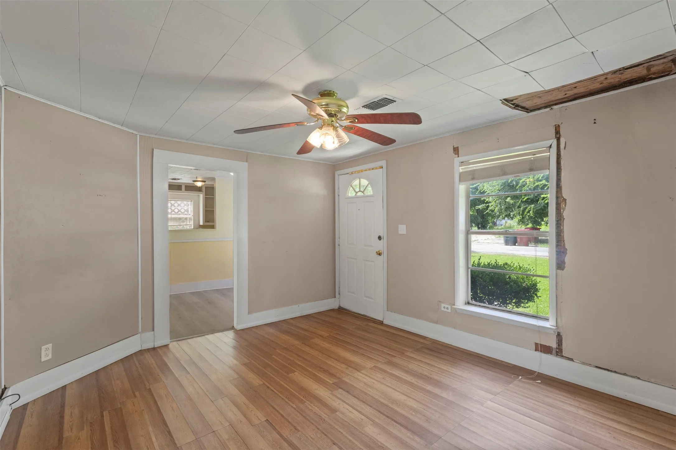 Single Family Residence For Sale in Fannin County , 829 W 9th Street, Bonham, Texas 75418, 3 Bedroom, 1 Bathroom, 1 Garage spaces, 1,116 Sqft, built in 1945, mls#21284010, Real Estate Agent in Bonham, Homes For Sale in Fannin county, Homes For Sale in Bonham, Realtor in Bonham Texas, Real Estate Brokerage Independent Realty Texas, Luminita Cordes Realtor