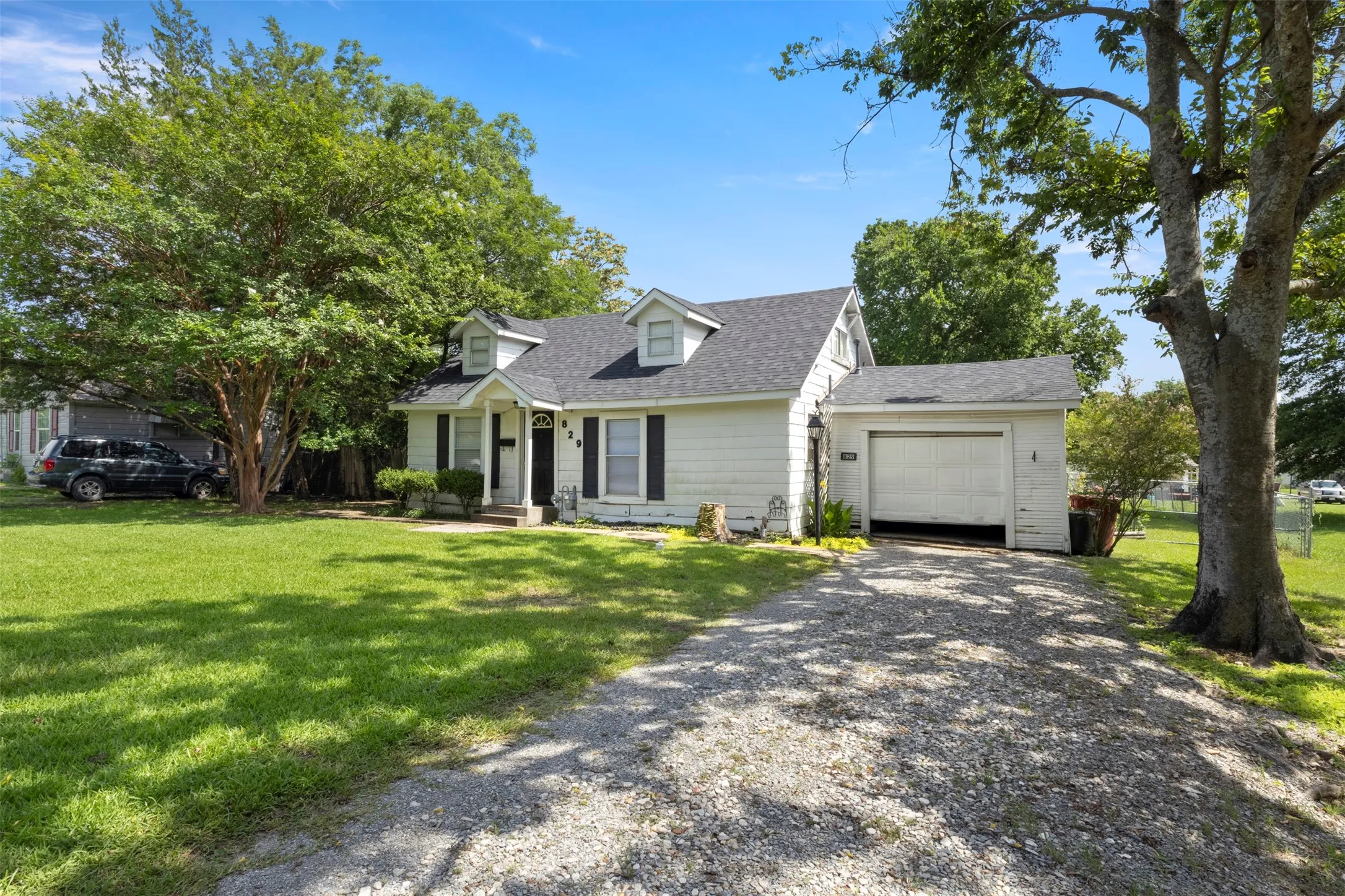 Single Family Residence For Sale in Fannin County , 829 W 9th Street, Bonham, Texas 75418, 3 Bedroom, 1 Bathroom, 1 Garage spaces, 1,116 Sqft, built in 1945, mls#21284010, Real Estate Agent in Bonham, Homes For Sale in Fannin county, Homes For Sale in Bonham, Realtor in Bonham Texas, Real Estate Brokerage Independent Realty Texas, Luminita Cordes Realtor