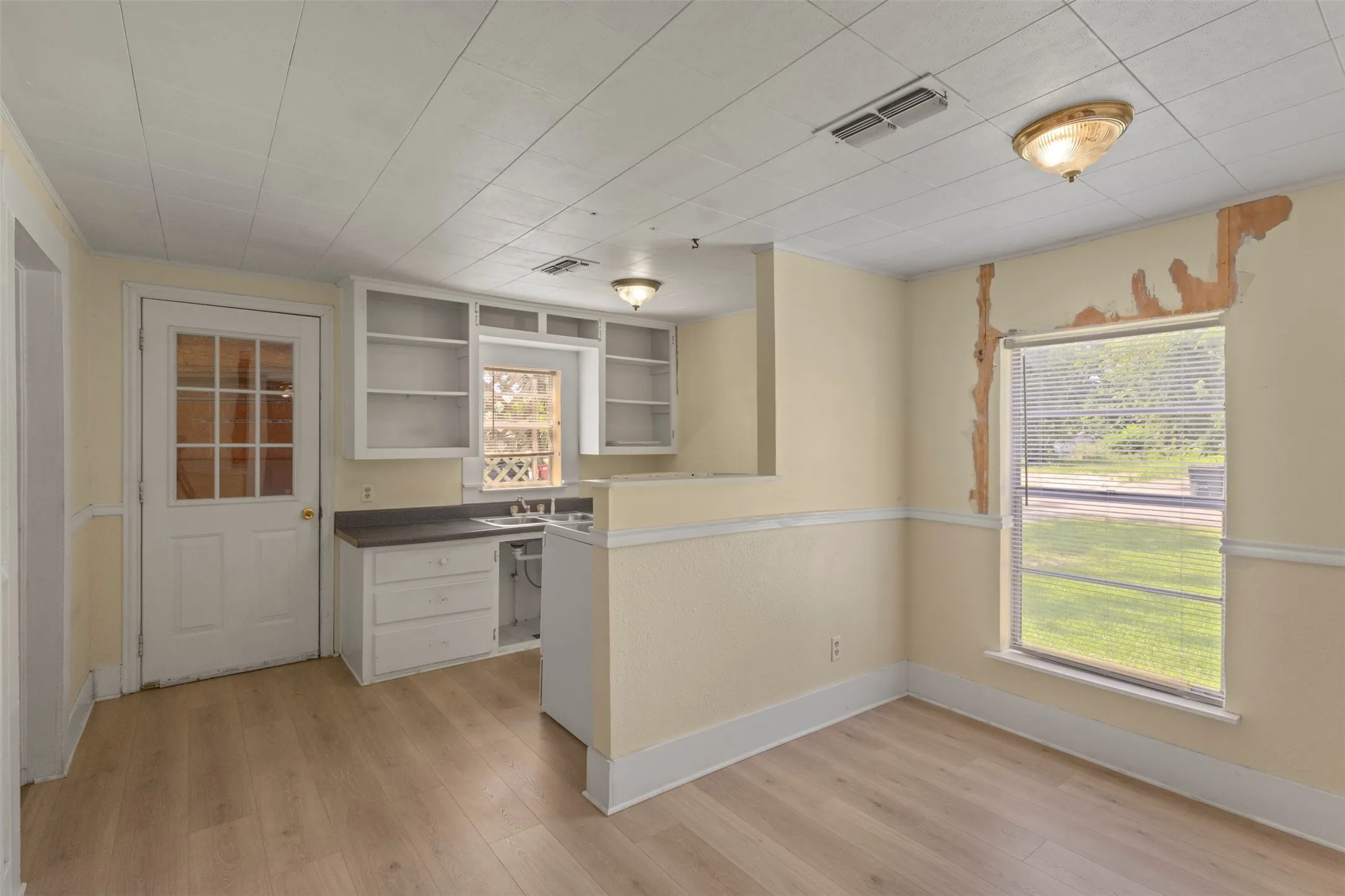 Single Family Residence For Sale in Fannin County , 829 W 9th Street, Bonham, Texas 75418, 3 Bedroom, 1 Bathroom, 1 Garage spaces, 1,116 Sqft, built in 1945, mls#21284010, Real Estate Agent in Bonham, Homes For Sale in Fannin county, Homes For Sale in Bonham, Realtor in Bonham Texas, Real Estate Brokerage Independent Realty Texas, Luminita Cordes Realtor