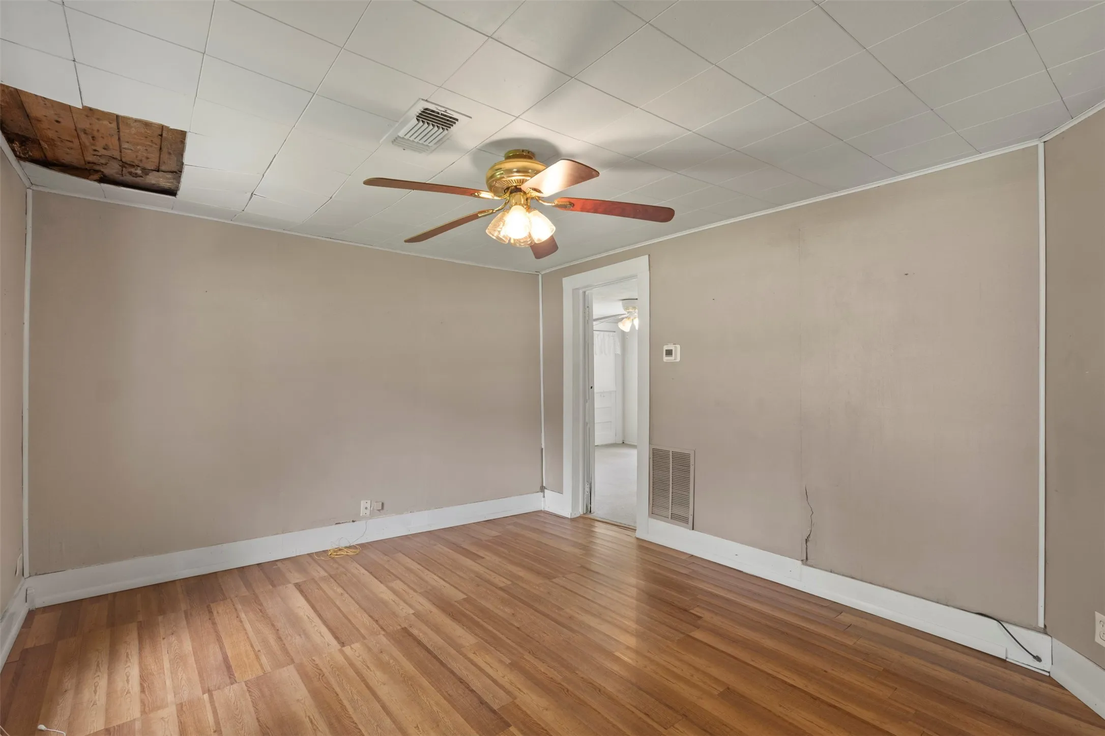Single Family Residence For Sale in Fannin County , 829 W 9th Street, Bonham, Texas 75418, 3 Bedroom, 1 Bathroom, 1 Garage spaces, 1,116 Sqft, built in 1945, mls#21284010, Real Estate Agent in Bonham, Homes For Sale in Fannin county, Homes For Sale in Bonham, Realtor in Bonham Texas, Real Estate Brokerage Independent Realty Texas, Luminita Cordes Realtor