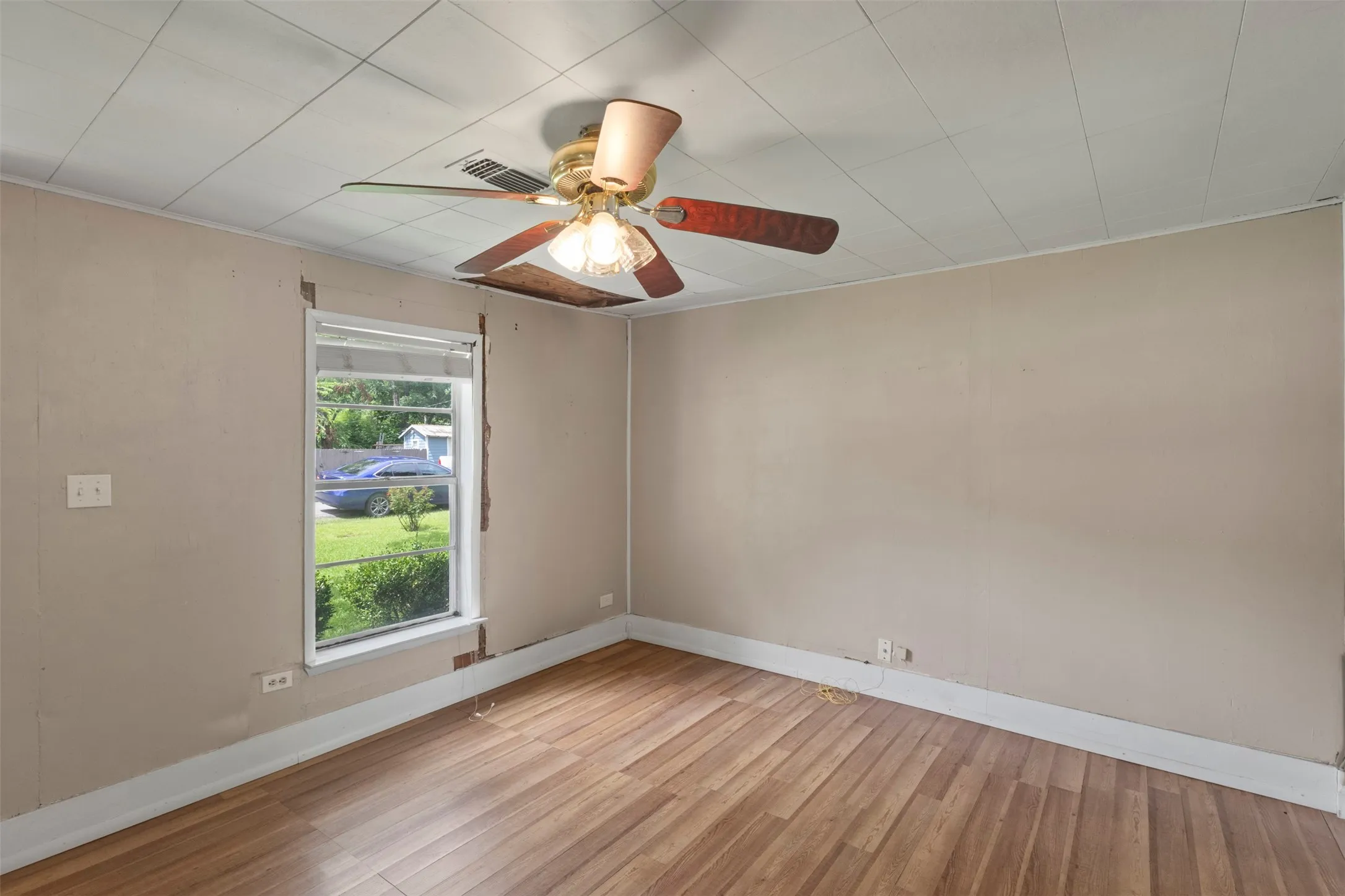 Single Family Residence For Sale in Fannin County , 829 W 9th Street, Bonham, Texas 75418, 3 Bedroom, 1 Bathroom, 1 Garage spaces, 1,116 Sqft, built in 1945, mls#21284010, Real Estate Agent in Bonham, Homes For Sale in Fannin county, Homes For Sale in Bonham, Realtor in Bonham Texas, Real Estate Brokerage Independent Realty Texas, Luminita Cordes Realtor