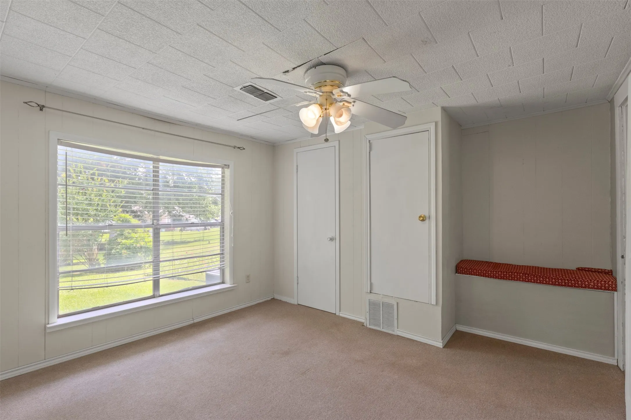 Single Family Residence For Sale in Fannin County , 829 W 9th Street, Bonham, Texas 75418, 3 Bedroom, 1 Bathroom, 1 Garage spaces, 1,116 Sqft, built in 1945, mls#21284010, Real Estate Agent in Bonham, Homes For Sale in Fannin county, Homes For Sale in Bonham, Realtor in Bonham Texas, Real Estate Brokerage Independent Realty Texas, Luminita Cordes Realtor