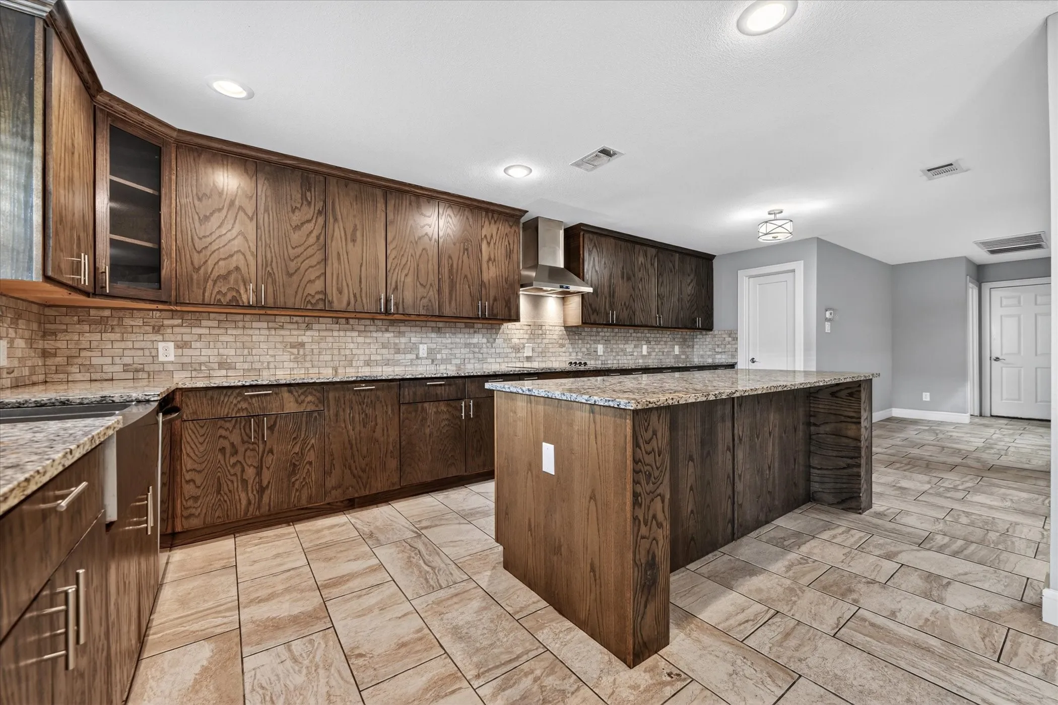 Single Family Residence For Sale in Tarrant County , 1400 Ems Road W, Fort Worth, Texas 76116, 4 Bedroom, 3 Bathroom, 2 Garage spaces, 3,082 Sqft, built in 1967, mls#21281356, Real Estate Agent in Fort Worth, Homes For Sale in Tarrant county, Homes For Sale in Fort Worth, Realtor in Fort Worth Texas, Real Estate Brokerage Independent Realty Texas, Luminita Cordes Realtor