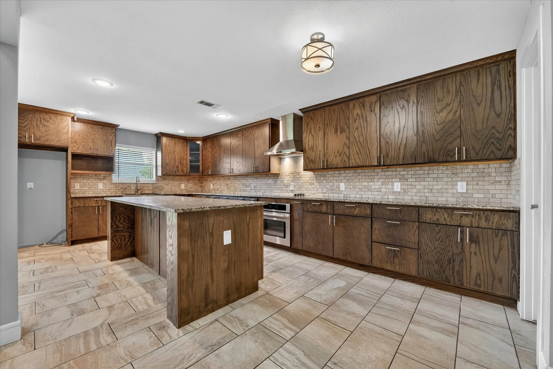 Single Family Residence For Sale in Tarrant County , 1400 Ems Road W, Fort Worth, Texas 76116, 4 Bedroom, 3 Bathroom, 2 Garage spaces, 3,082 Sqft, built in 1967, mls#21281356, Real Estate Agent in Fort Worth, Homes For Sale in Tarrant county, Homes For Sale in Fort Worth, Realtor in Fort Worth Texas, Real Estate Brokerage Independent Realty Texas, Luminita Cordes Realtor