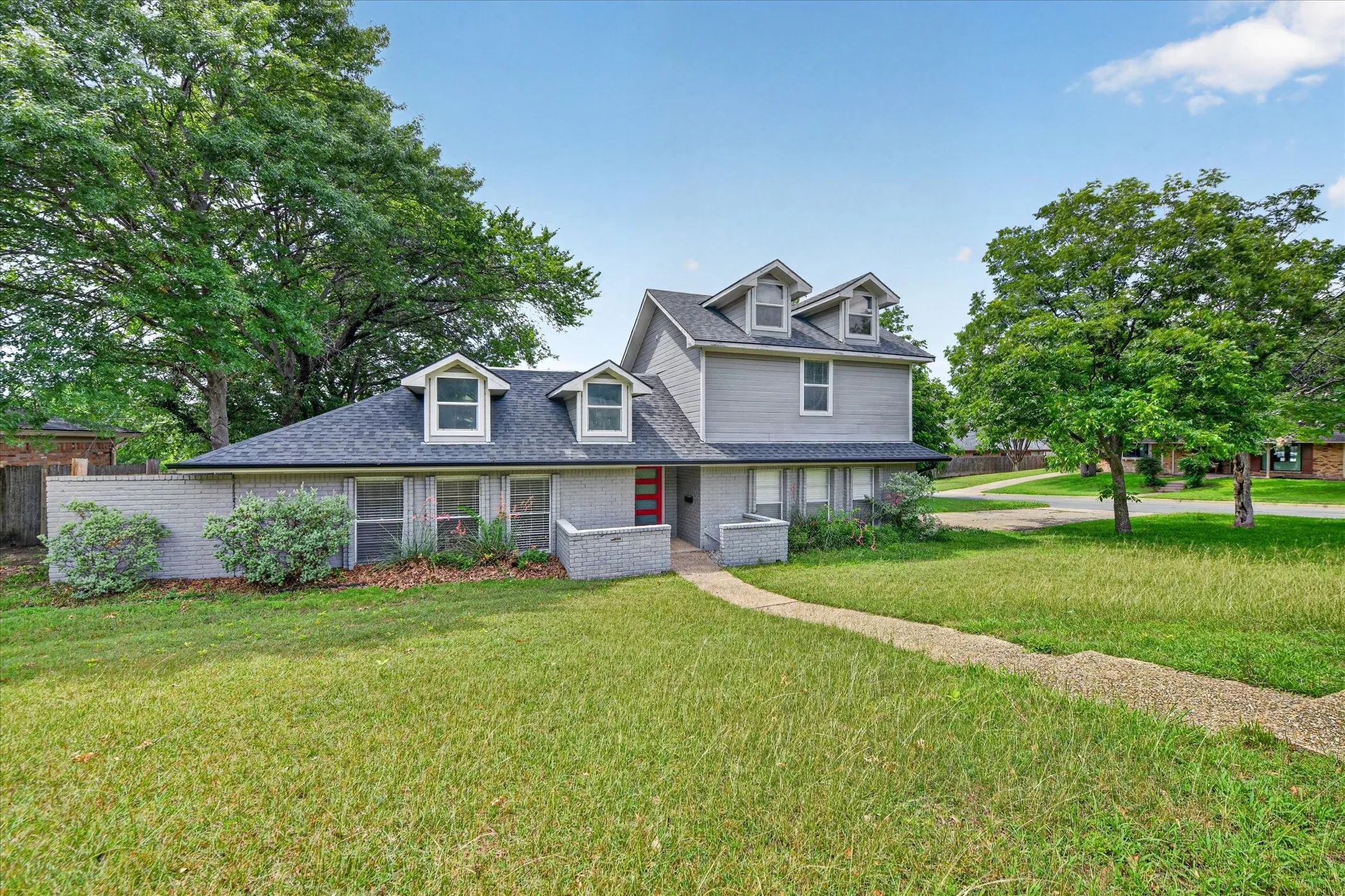 Single Family Residence For Sale in Tarrant County , 1400 Ems Road W, Fort Worth, Texas 76116, 4 Bedroom, 3 Bathroom, 2 Garage spaces, 3,082 Sqft, built in 1967, mls#21281356, Real Estate Agent in Fort Worth, Homes For Sale in Tarrant county, Homes For Sale in Fort Worth, Realtor in Fort Worth Texas, Real Estate Brokerage Independent Realty Texas, Luminita Cordes Realtor