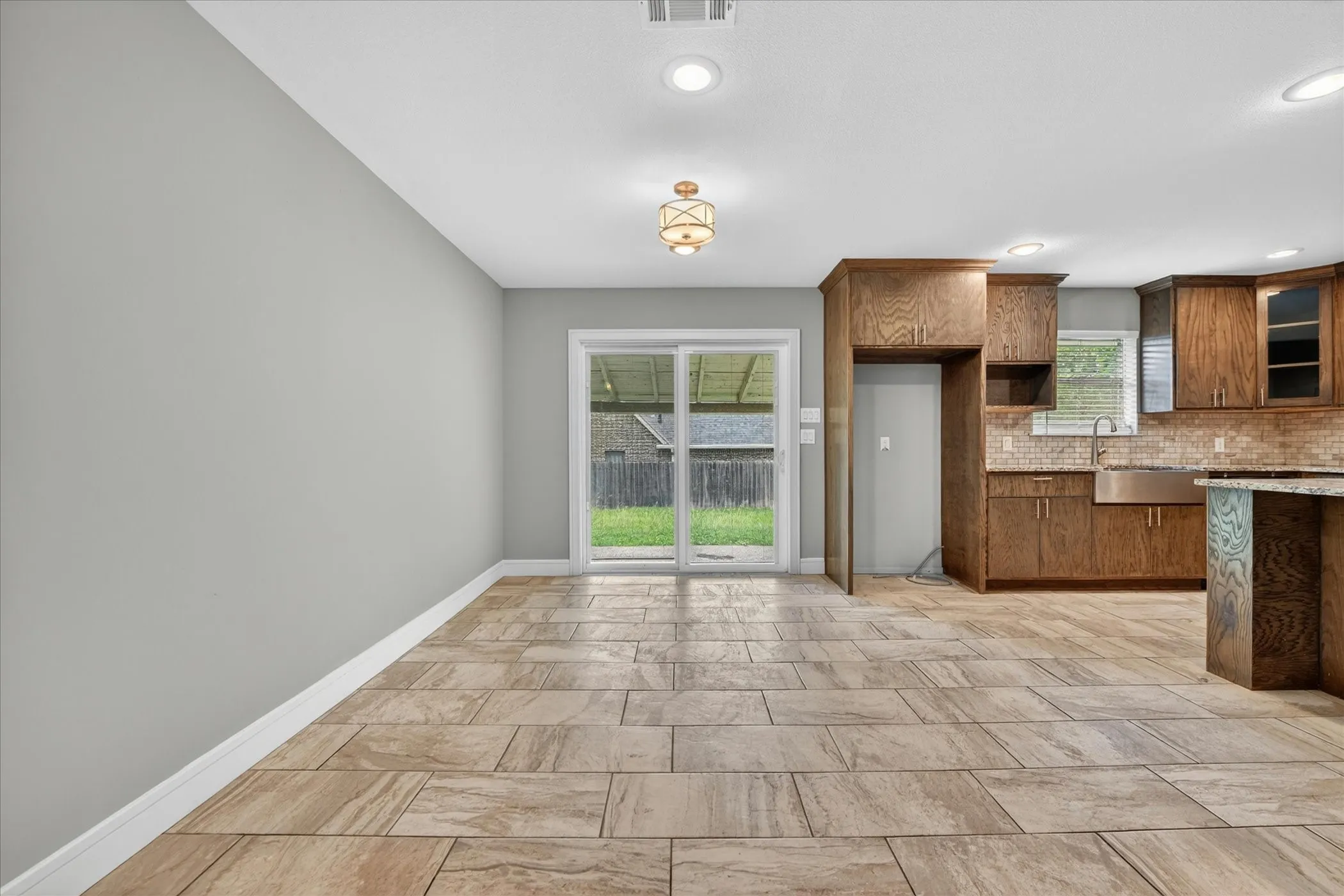 Single Family Residence For Sale in Tarrant County , 1400 Ems Road W, Fort Worth, Texas 76116, 4 Bedroom, 3 Bathroom, 2 Garage spaces, 3,082 Sqft, built in 1967, mls#21281356, Real Estate Agent in Fort Worth, Homes For Sale in Tarrant county, Homes For Sale in Fort Worth, Realtor in Fort Worth Texas, Real Estate Brokerage Independent Realty Texas, Luminita Cordes Realtor