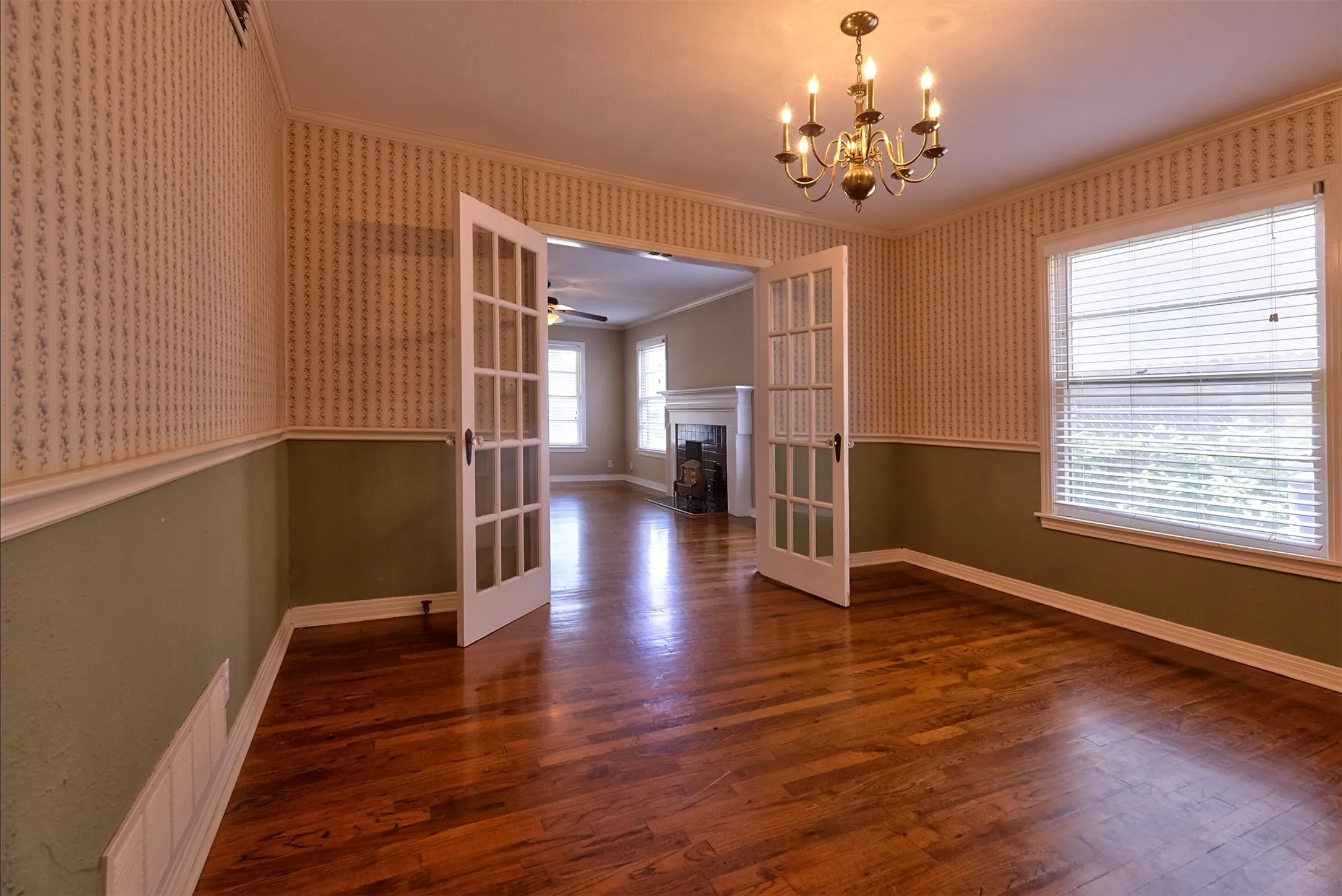 Single Family Residence For Sale in Tarrant County , 3800 El Campo Avenue, Fort Worth, Texas 76107, 2 Bedroom, 1 Bathroom, 2 Garage spaces, 1,302 Sqft, built in 1949, mls#21284818, Real Estate Agent in Fort Worth, Homes For Sale in Tarrant county, Homes For Sale in Fort Worth, Realtor in Fort Worth Texas, Real Estate Brokerage Independent Realty Texas, Luminita Cordes Realtor