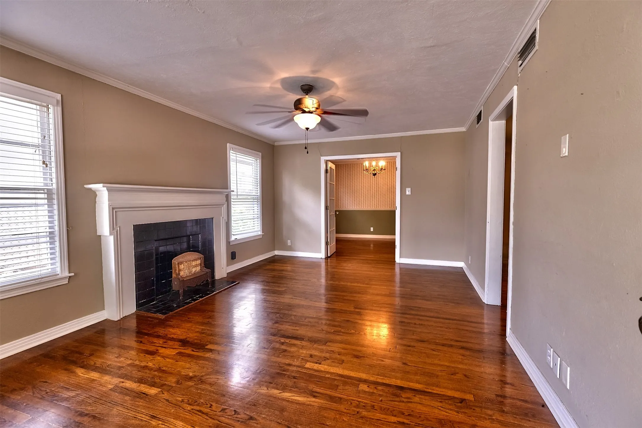 Single Family Residence For Sale in Tarrant County , 3800 El Campo Avenue, Fort Worth, Texas 76107, 2 Bedroom, 1 Bathroom, 2 Garage spaces, 1,302 Sqft, built in 1949, mls#21284818, Real Estate Agent in Fort Worth, Homes For Sale in Tarrant county, Homes For Sale in Fort Worth, Realtor in Fort Worth Texas, Real Estate Brokerage Independent Realty Texas, Luminita Cordes Realtor