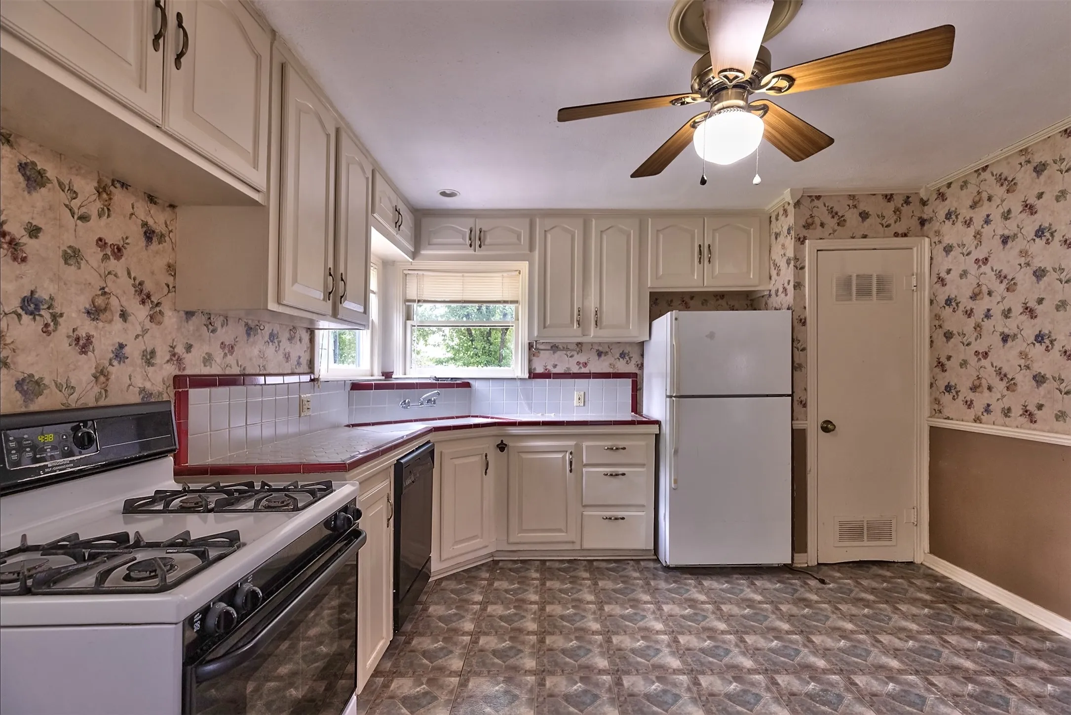 Single Family Residence For Sale in Tarrant County , 3800 El Campo Avenue, Fort Worth, Texas 76107, 2 Bedroom, 1 Bathroom, 2 Garage spaces, 1,302 Sqft, built in 1949, mls#21284818, Real Estate Agent in Fort Worth, Homes For Sale in Tarrant county, Homes For Sale in Fort Worth, Realtor in Fort Worth Texas, Real Estate Brokerage Independent Realty Texas, Luminita Cordes Realtor
