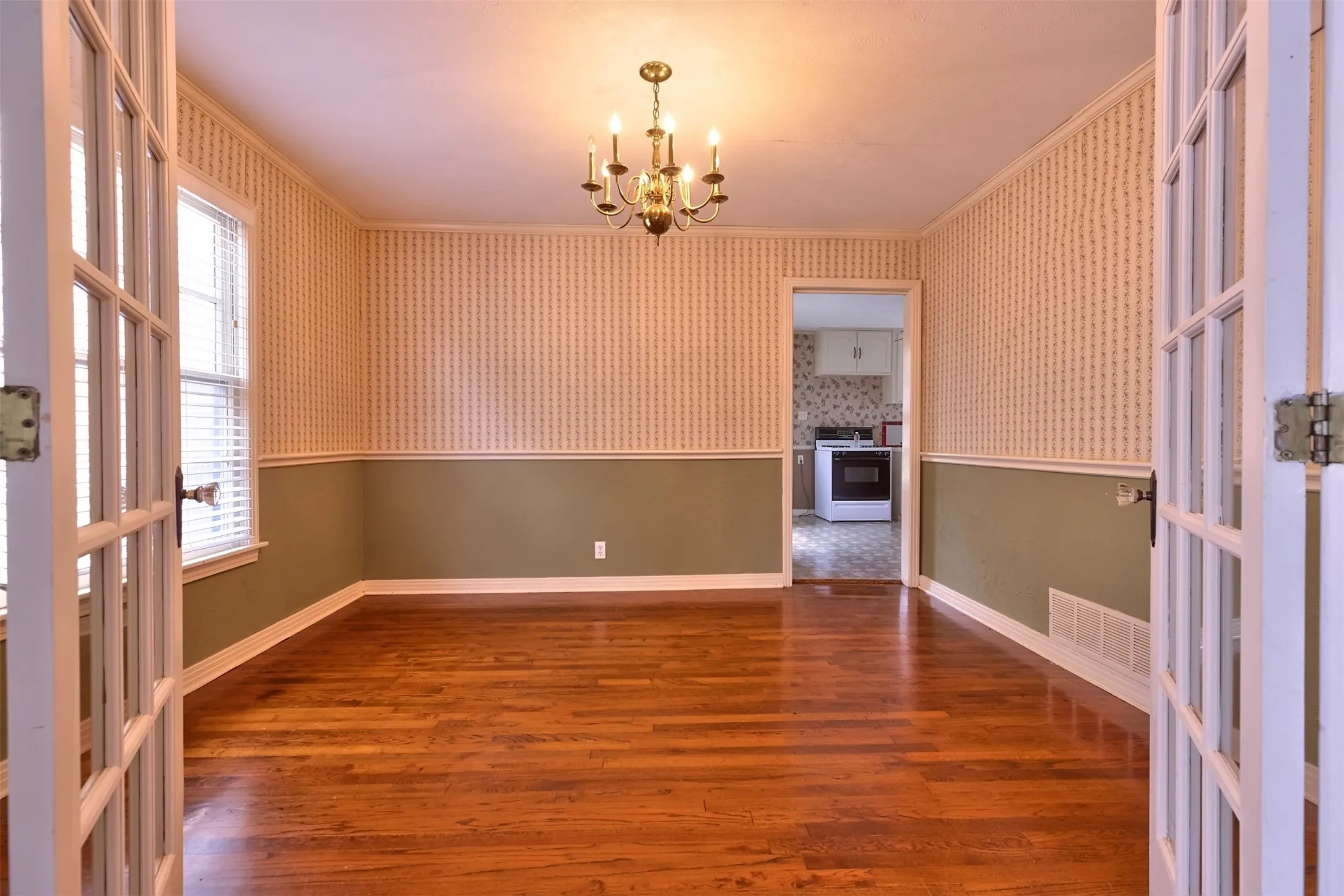 Single Family Residence For Sale in Tarrant County , 3800 El Campo Avenue, Fort Worth, Texas 76107, 2 Bedroom, 1 Bathroom, 2 Garage spaces, 1,302 Sqft, built in 1949, mls#21284818, Real Estate Agent in Fort Worth, Homes For Sale in Tarrant county, Homes For Sale in Fort Worth, Realtor in Fort Worth Texas, Real Estate Brokerage Independent Realty Texas, Luminita Cordes Realtor