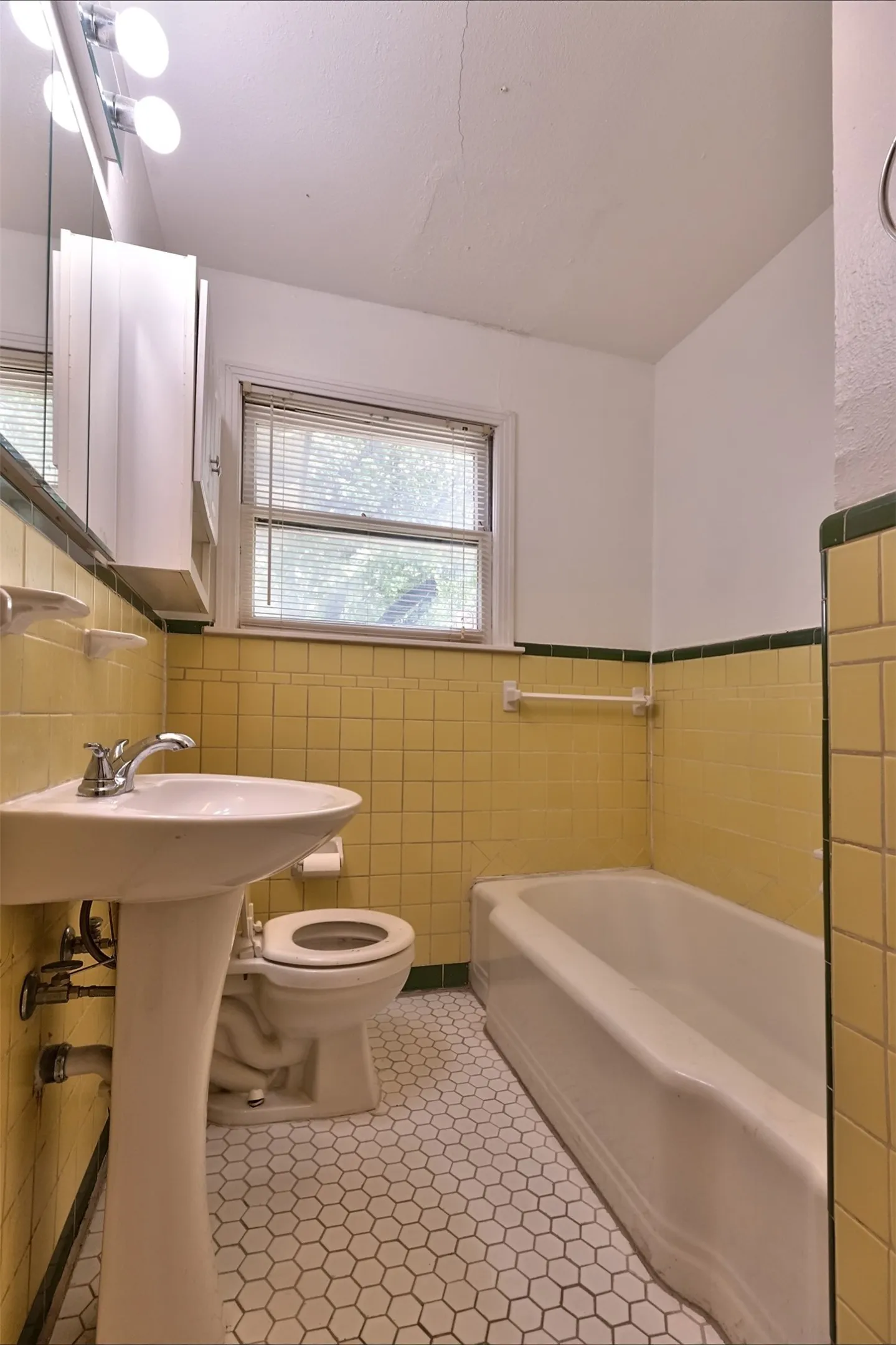 Single Family Residence For Sale in Tarrant County , 3800 El Campo Avenue, Fort Worth, Texas 76107, 2 Bedroom, 1 Bathroom, 2 Garage spaces, 1,302 Sqft, built in 1949, mls#21284818, Real Estate Agent in Fort Worth, Homes For Sale in Tarrant county, Homes For Sale in Fort Worth, Realtor in Fort Worth Texas, Real Estate Brokerage Independent Realty Texas, Luminita Cordes Realtor