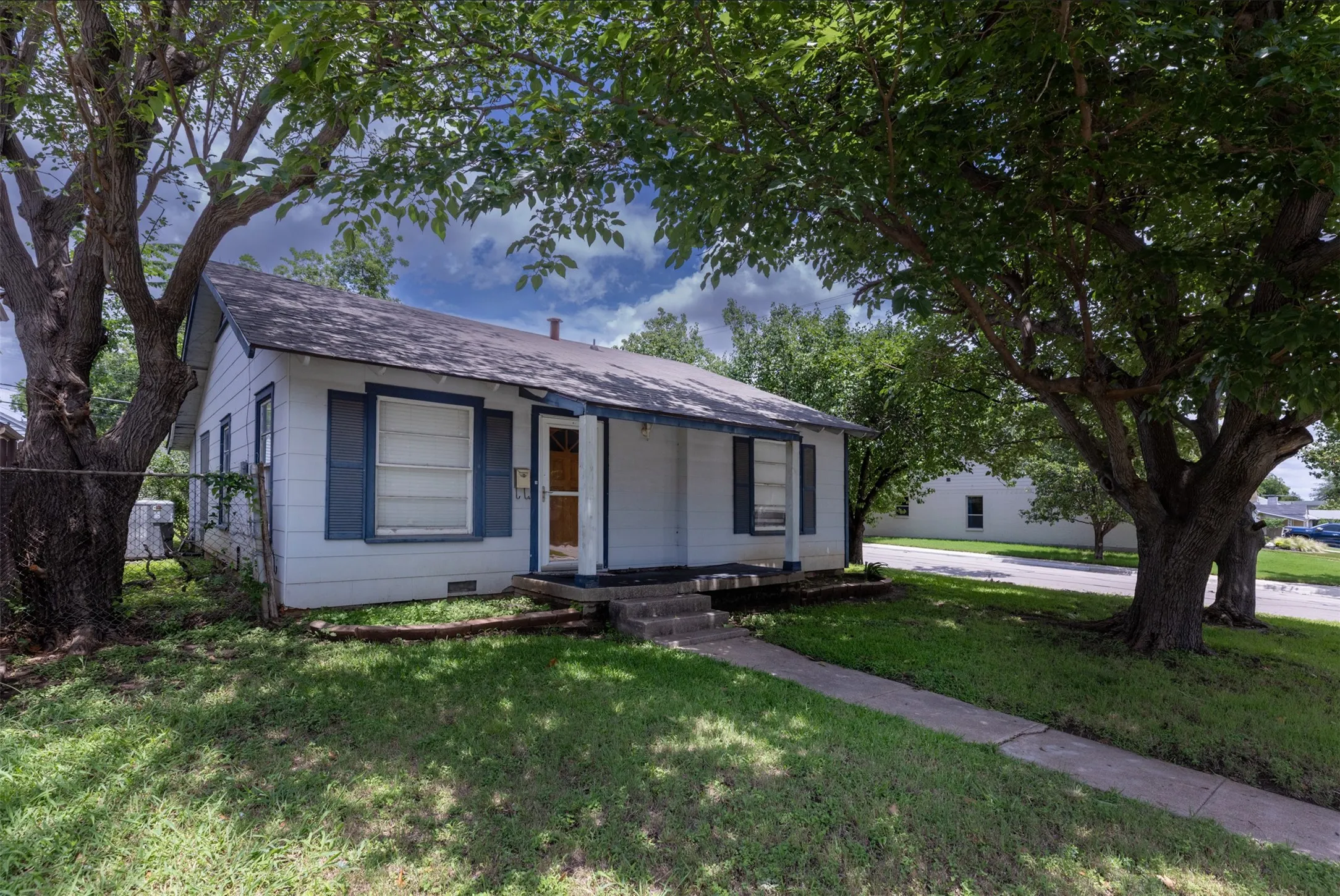 Single Family Residence For Sale in Tarrant County , 3800 El Campo Avenue, Fort Worth, Texas 76107, 2 Bedroom, 1 Bathroom, 2 Garage spaces, 1,302 Sqft, built in 1949, mls#21284818, Real Estate Agent in Fort Worth, Homes For Sale in Tarrant county, Homes For Sale in Fort Worth, Realtor in Fort Worth Texas, Real Estate Brokerage Independent Realty Texas, Luminita Cordes Realtor