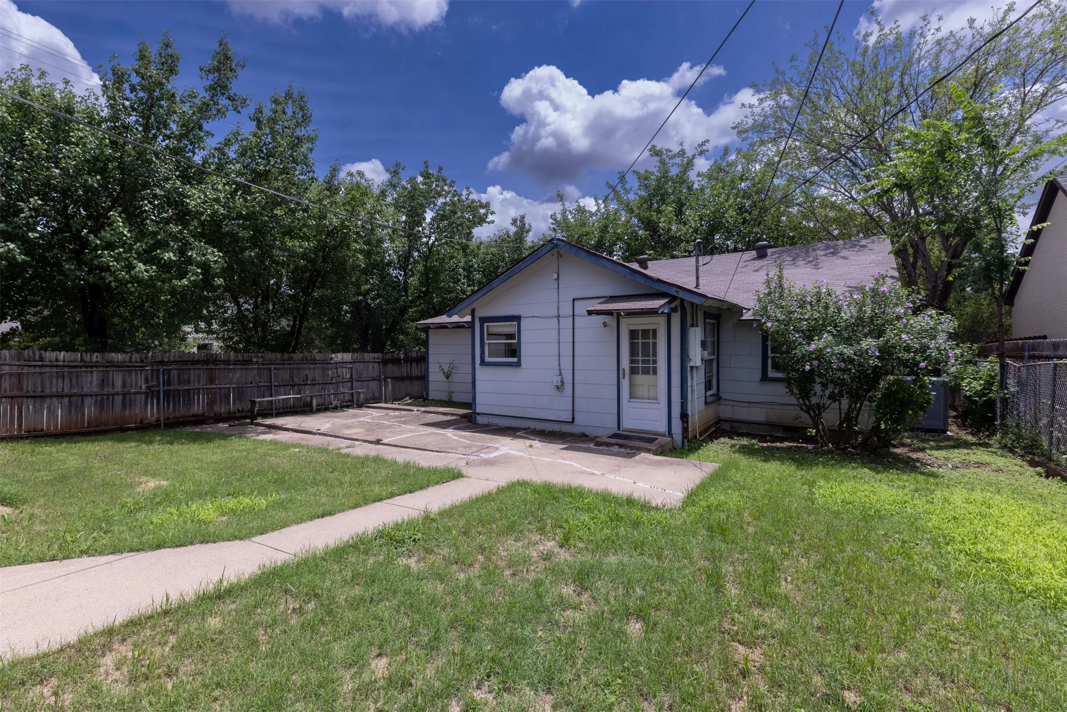 Single Family Residence For Sale in Tarrant County , 3800 El Campo Avenue, Fort Worth, Texas 76107, 2 Bedroom, 1 Bathroom, 2 Garage spaces, 1,302 Sqft, built in 1949, mls#21284818, Real Estate Agent in Fort Worth, Homes For Sale in Tarrant county, Homes For Sale in Fort Worth, Realtor in Fort Worth Texas, Real Estate Brokerage Independent Realty Texas, Luminita Cordes Realtor