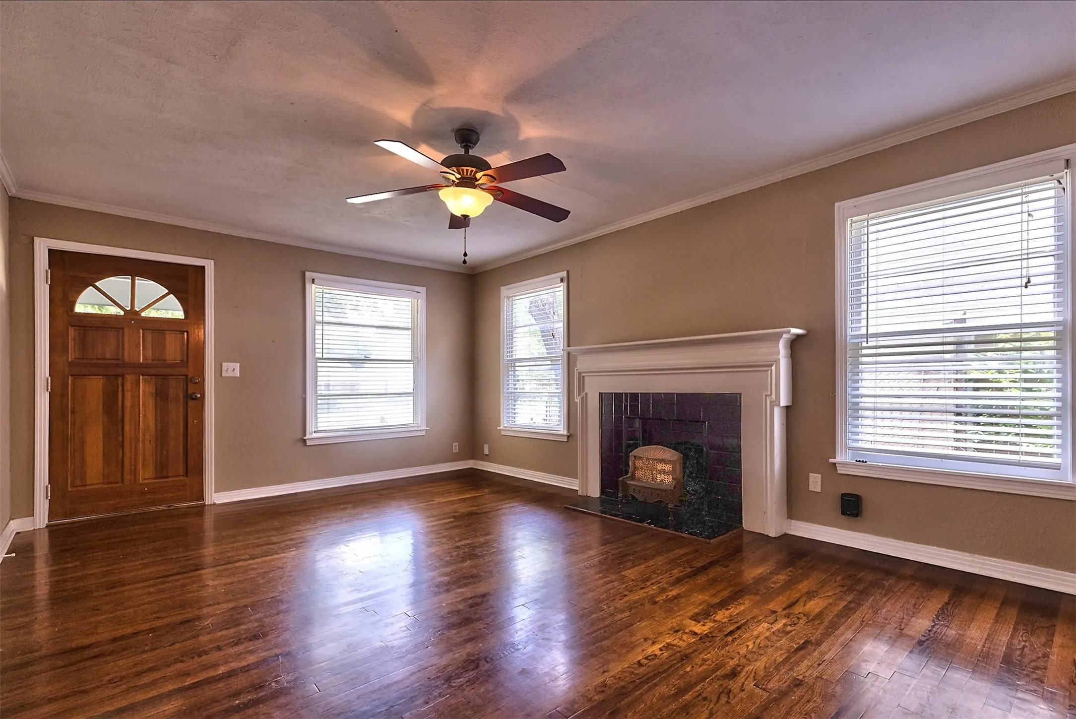 Single Family Residence For Sale in Tarrant County , 3800 El Campo Avenue, Fort Worth, Texas 76107, 2 Bedroom, 1 Bathroom, 2 Garage spaces, 1,302 Sqft, built in 1949, mls#21284818, Real Estate Agent in Fort Worth, Homes For Sale in Tarrant county, Homes For Sale in Fort Worth, Realtor in Fort Worth Texas, Real Estate Brokerage Independent Realty Texas, Luminita Cordes Realtor