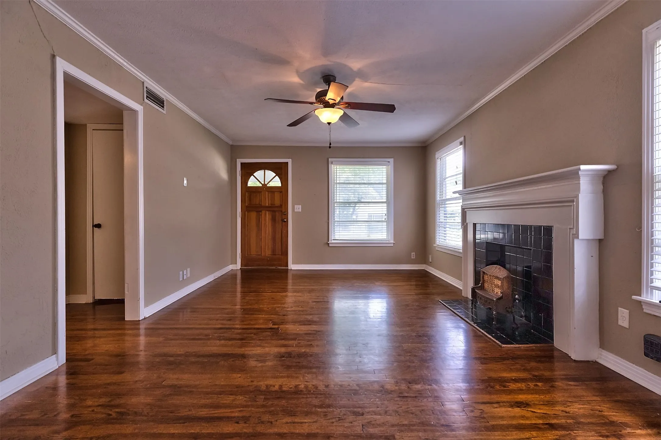 Single Family Residence For Sale in Tarrant County , 3800 El Campo Avenue, Fort Worth, Texas 76107, 2 Bedroom, 1 Bathroom, 2 Garage spaces, 1,302 Sqft, built in 1949, mls#21284818, Real Estate Agent in Fort Worth, Homes For Sale in Tarrant county, Homes For Sale in Fort Worth, Realtor in Fort Worth Texas, Real Estate Brokerage Independent Realty Texas, Luminita Cordes Realtor
