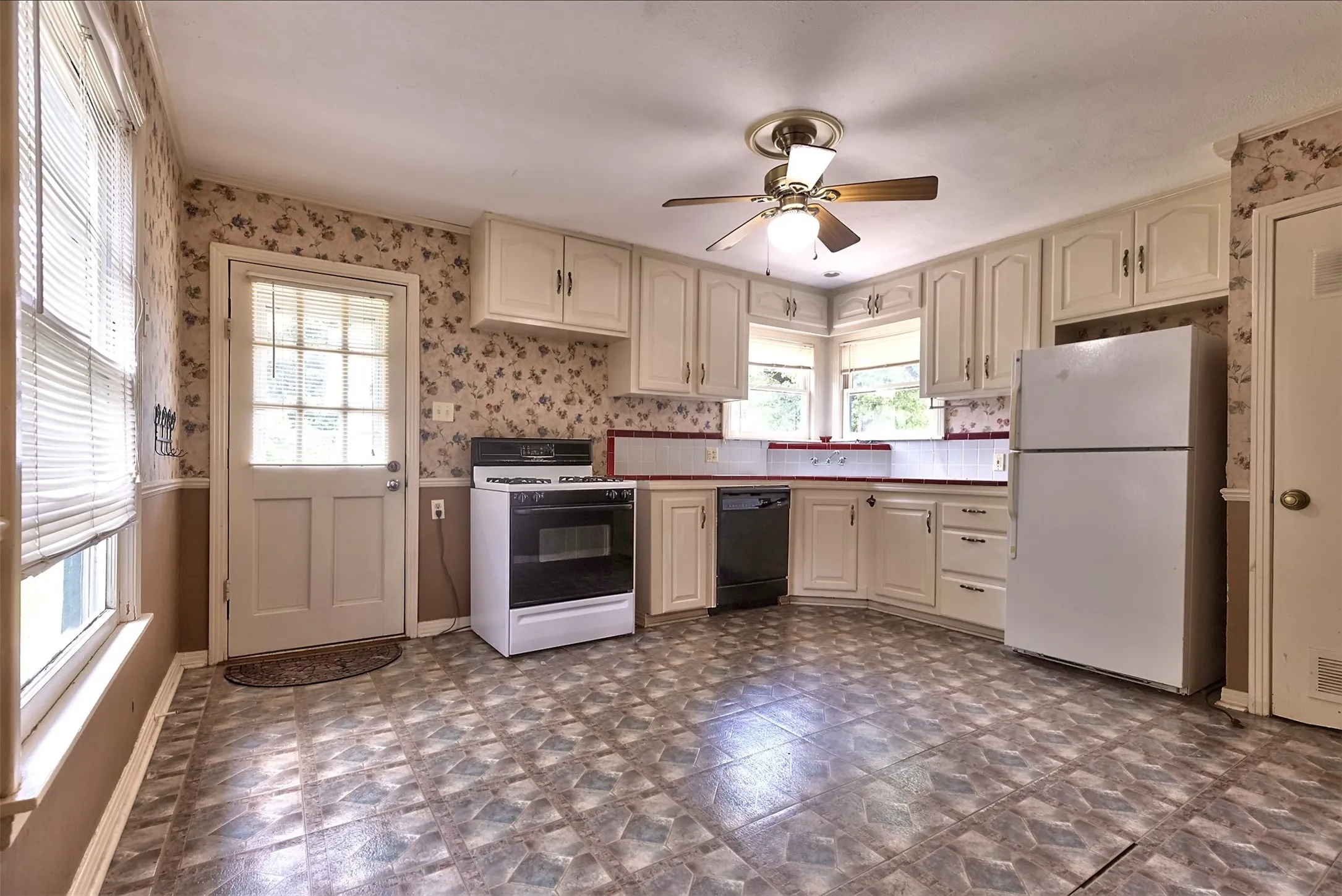 Single Family Residence For Sale in Tarrant County , 3800 El Campo Avenue, Fort Worth, Texas 76107, 2 Bedroom, 1 Bathroom, 2 Garage spaces, 1,302 Sqft, built in 1949, mls#21284818, Real Estate Agent in Fort Worth, Homes For Sale in Tarrant county, Homes For Sale in Fort Worth, Realtor in Fort Worth Texas, Real Estate Brokerage Independent Realty Texas, Luminita Cordes Realtor