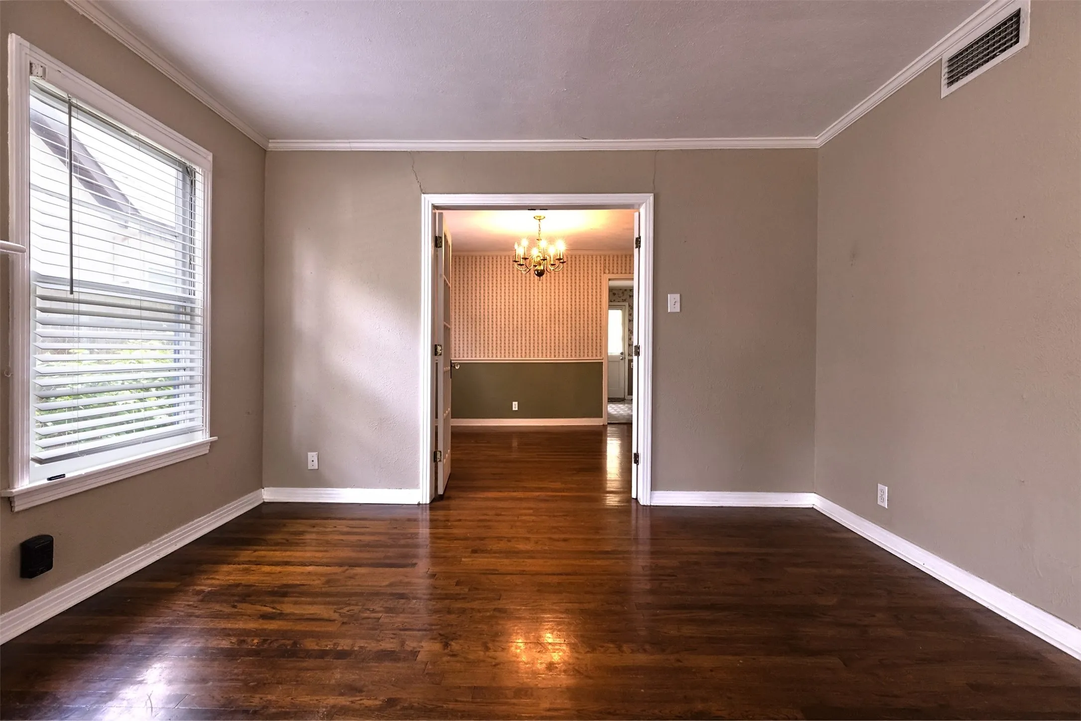 Single Family Residence For Sale in Tarrant County , 3800 El Campo Avenue, Fort Worth, Texas 76107, 2 Bedroom, 1 Bathroom, 2 Garage spaces, 1,302 Sqft, built in 1949, mls#21284818, Real Estate Agent in Fort Worth, Homes For Sale in Tarrant county, Homes For Sale in Fort Worth, Realtor in Fort Worth Texas, Real Estate Brokerage Independent Realty Texas, Luminita Cordes Realtor