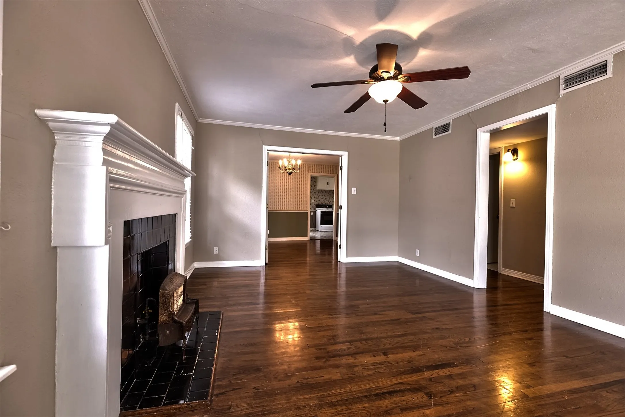Single Family Residence For Sale in Tarrant County , 3800 El Campo Avenue, Fort Worth, Texas 76107, 2 Bedroom, 1 Bathroom, 2 Garage spaces, 1,302 Sqft, built in 1949, mls#21284818, Real Estate Agent in Fort Worth, Homes For Sale in Tarrant county, Homes For Sale in Fort Worth, Realtor in Fort Worth Texas, Real Estate Brokerage Independent Realty Texas, Luminita Cordes Realtor