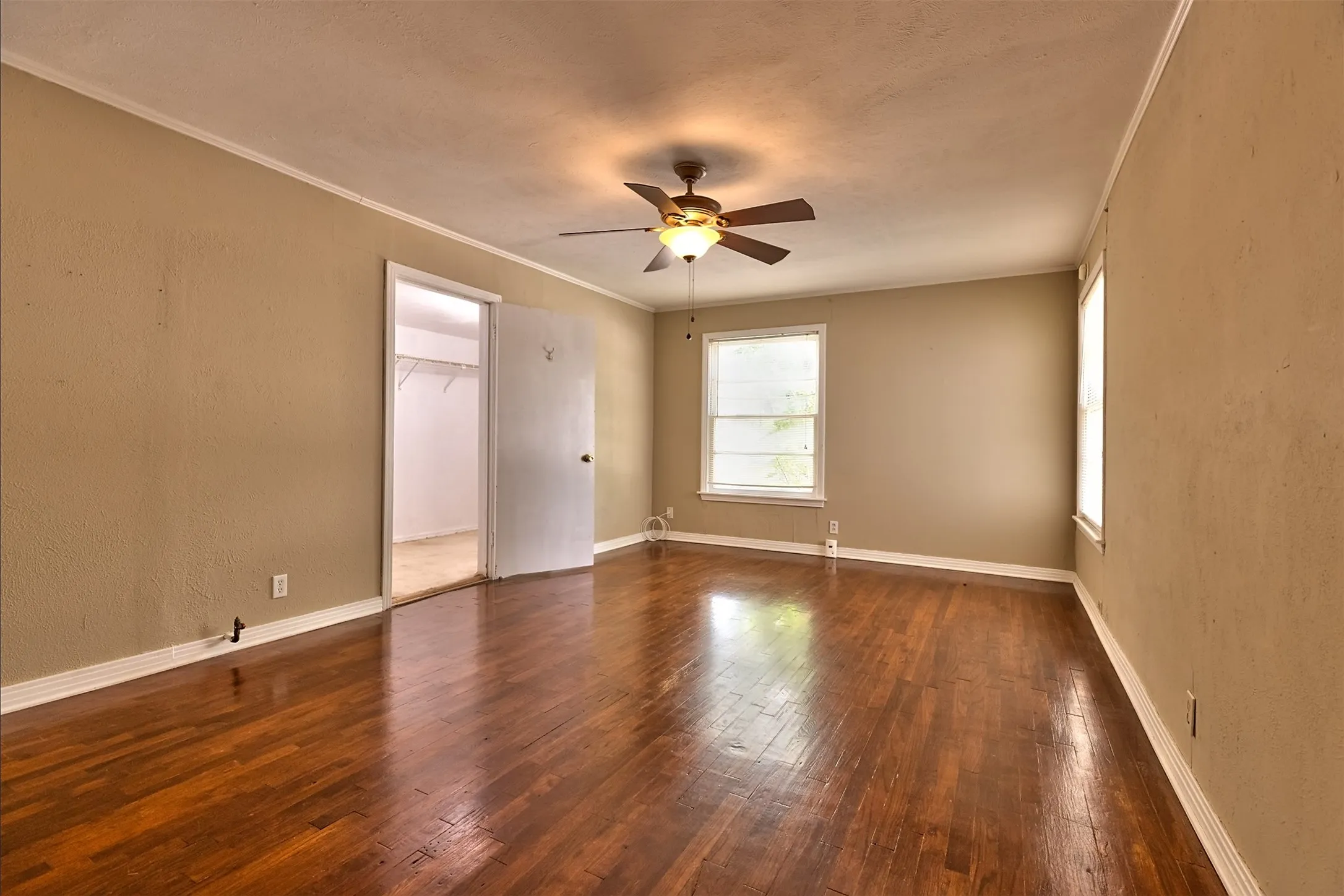 Single Family Residence For Sale in Tarrant County , 3800 El Campo Avenue, Fort Worth, Texas 76107, 2 Bedroom, 1 Bathroom, 2 Garage spaces, 1,302 Sqft, built in 1949, mls#21284818, Real Estate Agent in Fort Worth, Homes For Sale in Tarrant county, Homes For Sale in Fort Worth, Realtor in Fort Worth Texas, Real Estate Brokerage Independent Realty Texas, Luminita Cordes Realtor