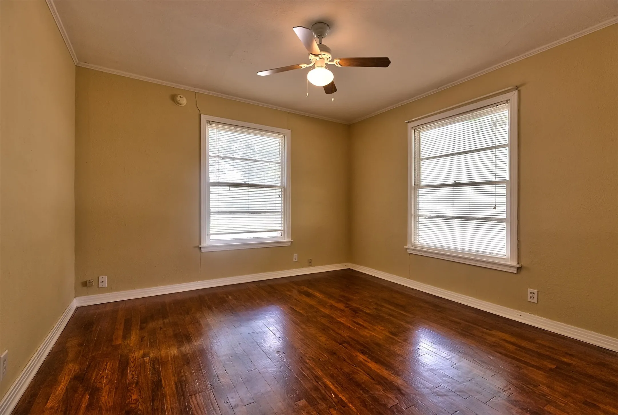 Single Family Residence For Sale in Tarrant County , 3800 El Campo Avenue, Fort Worth, Texas 76107, 2 Bedroom, 1 Bathroom, 2 Garage spaces, 1,302 Sqft, built in 1949, mls#21284818, Real Estate Agent in Fort Worth, Homes For Sale in Tarrant county, Homes For Sale in Fort Worth, Realtor in Fort Worth Texas, Real Estate Brokerage Independent Realty Texas, Luminita Cordes Realtor