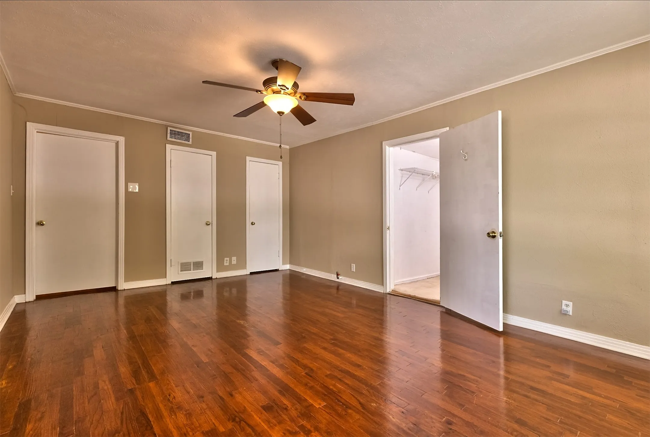 Single Family Residence For Sale in Tarrant County , 3800 El Campo Avenue, Fort Worth, Texas 76107, 2 Bedroom, 1 Bathroom, 2 Garage spaces, 1,302 Sqft, built in 1949, mls#21284818, Real Estate Agent in Fort Worth, Homes For Sale in Tarrant county, Homes For Sale in Fort Worth, Realtor in Fort Worth Texas, Real Estate Brokerage Independent Realty Texas, Luminita Cordes Realtor
