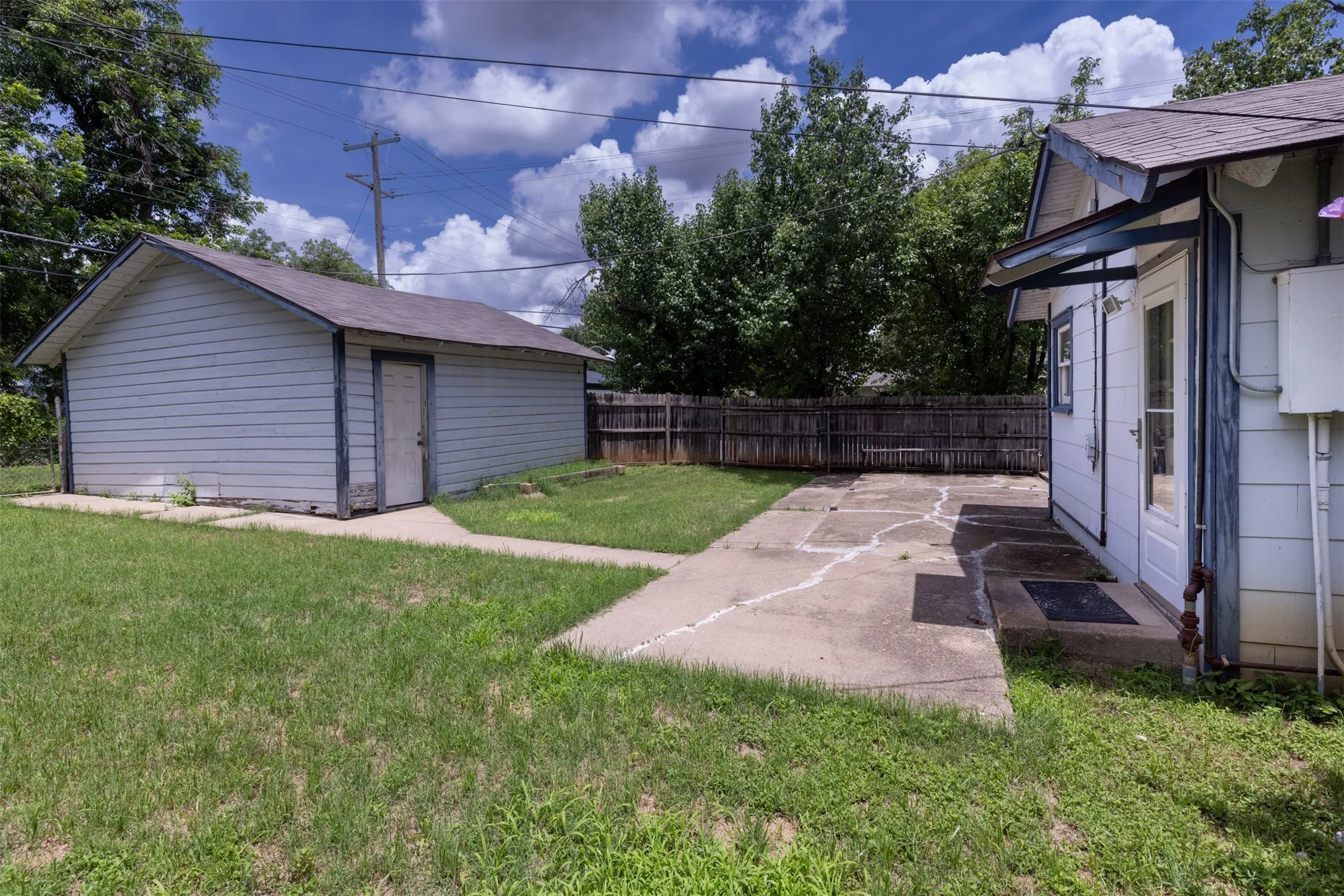 Single Family Residence For Sale in Tarrant County , 3800 El Campo Avenue, Fort Worth, Texas 76107, 2 Bedroom, 1 Bathroom, 2 Garage spaces, 1,302 Sqft, built in 1949, mls#21284818, Real Estate Agent in Fort Worth, Homes For Sale in Tarrant county, Homes For Sale in Fort Worth, Realtor in Fort Worth Texas, Real Estate Brokerage Independent Realty Texas, Luminita Cordes Realtor