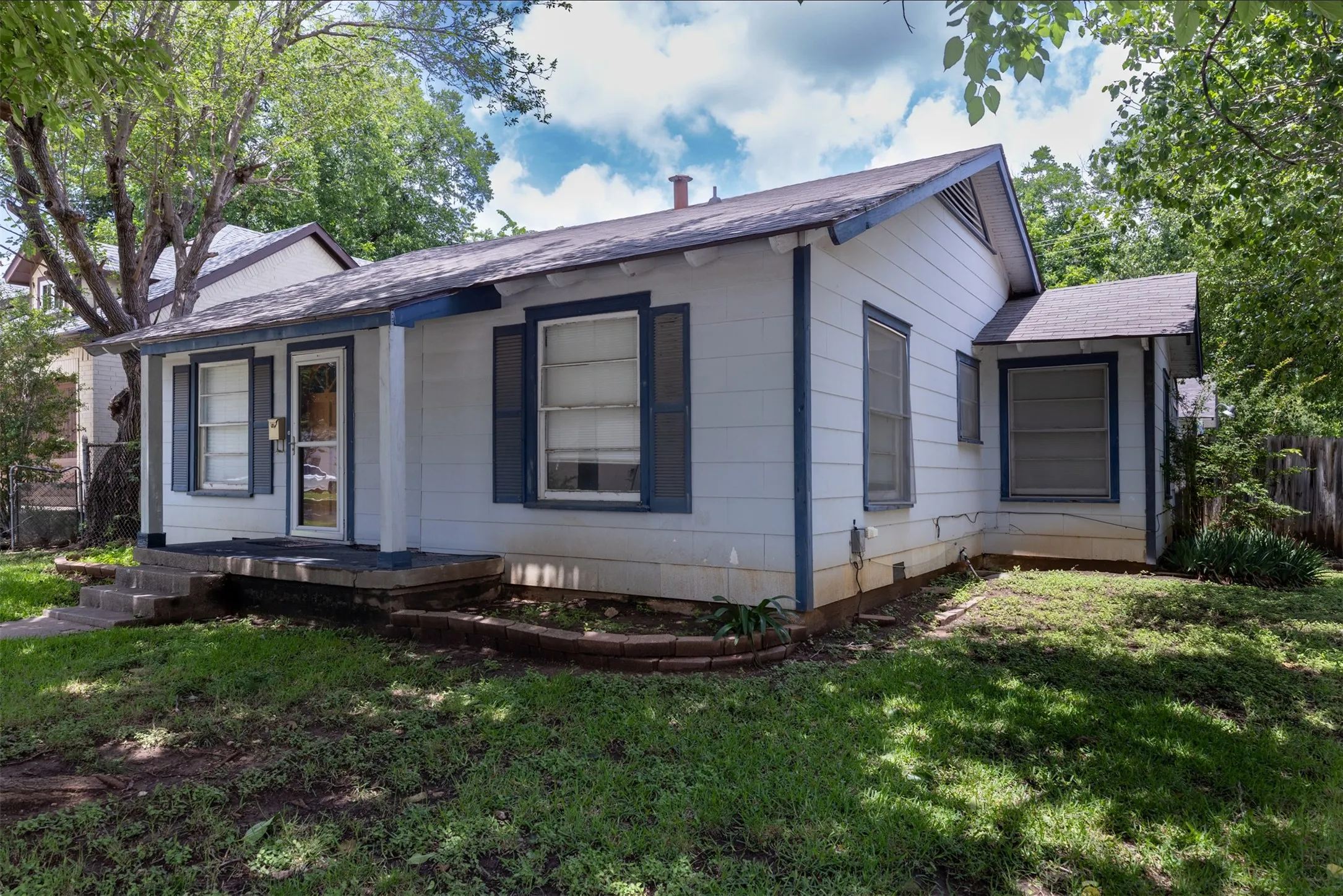 Single Family Residence For Sale in Tarrant County , 3800 El Campo Avenue, Fort Worth, Texas 76107, 2 Bedroom, 1 Bathroom, 2 Garage spaces, 1,302 Sqft, built in 1949, mls#21284818, Real Estate Agent in Fort Worth, Homes For Sale in Tarrant county, Homes For Sale in Fort Worth, Realtor in Fort Worth Texas, Real Estate Brokerage Independent Realty Texas, Luminita Cordes Realtor