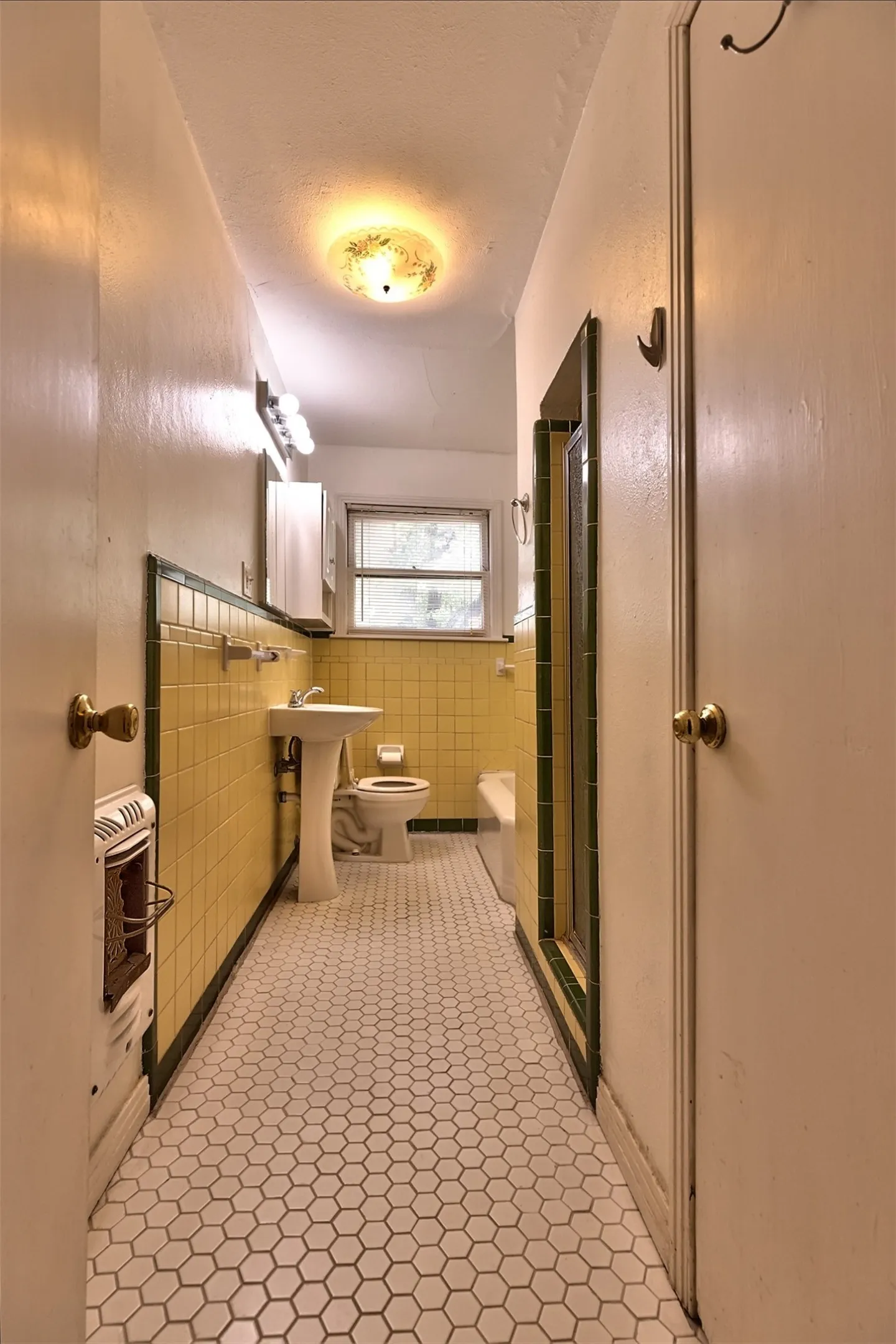 Single Family Residence For Sale in Tarrant County , 3800 El Campo Avenue, Fort Worth, Texas 76107, 2 Bedroom, 1 Bathroom, 2 Garage spaces, 1,302 Sqft, built in 1949, mls#21284818, Real Estate Agent in Fort Worth, Homes For Sale in Tarrant county, Homes For Sale in Fort Worth, Realtor in Fort Worth Texas, Real Estate Brokerage Independent Realty Texas, Luminita Cordes Realtor