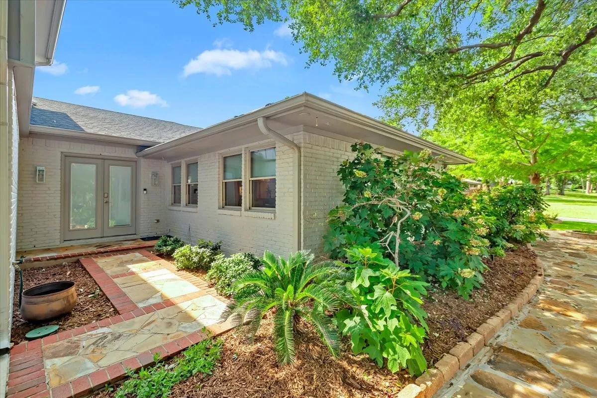 Single Family Residence For Sale in Tarrant County , 1943 Camelot Drive, Grapevine, Texas 76051, 4 Bedroom, 4 Bathroom, 2 Garage spaces, 4,297 Sqft, built in 1979, mls#21283699, Real Estate Agent in Grapevine, Homes For Sale in Tarrant county, Homes For Sale in Grapevine, Realtor in Grapevine Texas, Real Estate Brokerage Independent Realty Texas, Luminita Cordes Realtor