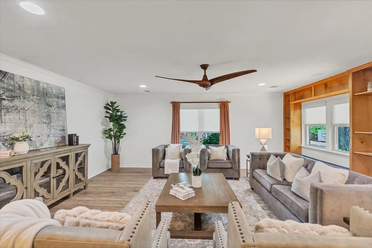 Single Family Residence For Sale in Tarrant County , 1943 Camelot Drive, Grapevine, Texas 76051, 4 Bedroom, 4 Bathroom, 2 Garage spaces, 4,297 Sqft, built in 1979, mls#21283699, Real Estate Agent in Grapevine, Homes For Sale in Tarrant county, Homes For Sale in Grapevine, Realtor in Grapevine Texas, Real Estate Brokerage Independent Realty Texas, Luminita Cordes Realtor