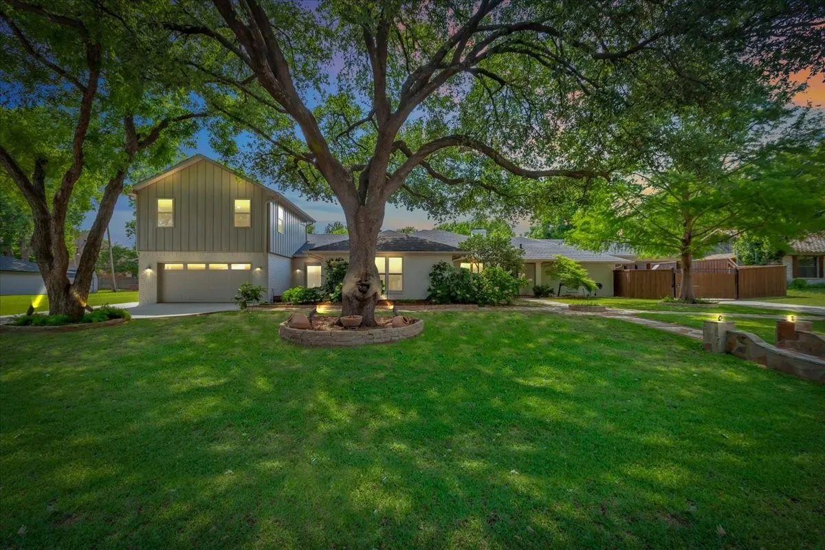 Single Family Residence For Sale in Tarrant County , 1943 Camelot Drive, Grapevine, Texas 76051, 4 Bedroom, 4 Bathroom, 2 Garage spaces, 4,297 Sqft, built in 1979, mls#21283699, Real Estate Agent in Grapevine, Homes For Sale in Tarrant county, Homes For Sale in Grapevine, Realtor in Grapevine Texas, Real Estate Brokerage Independent Realty Texas, Luminita Cordes Realtor
